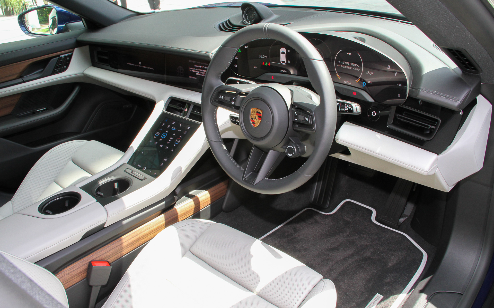 タイカン4クロスツーリスモのインテリア。湾曲した16.8インチディスプレイやオプションとして用意されるコンパスディスプレイなどが目を引く