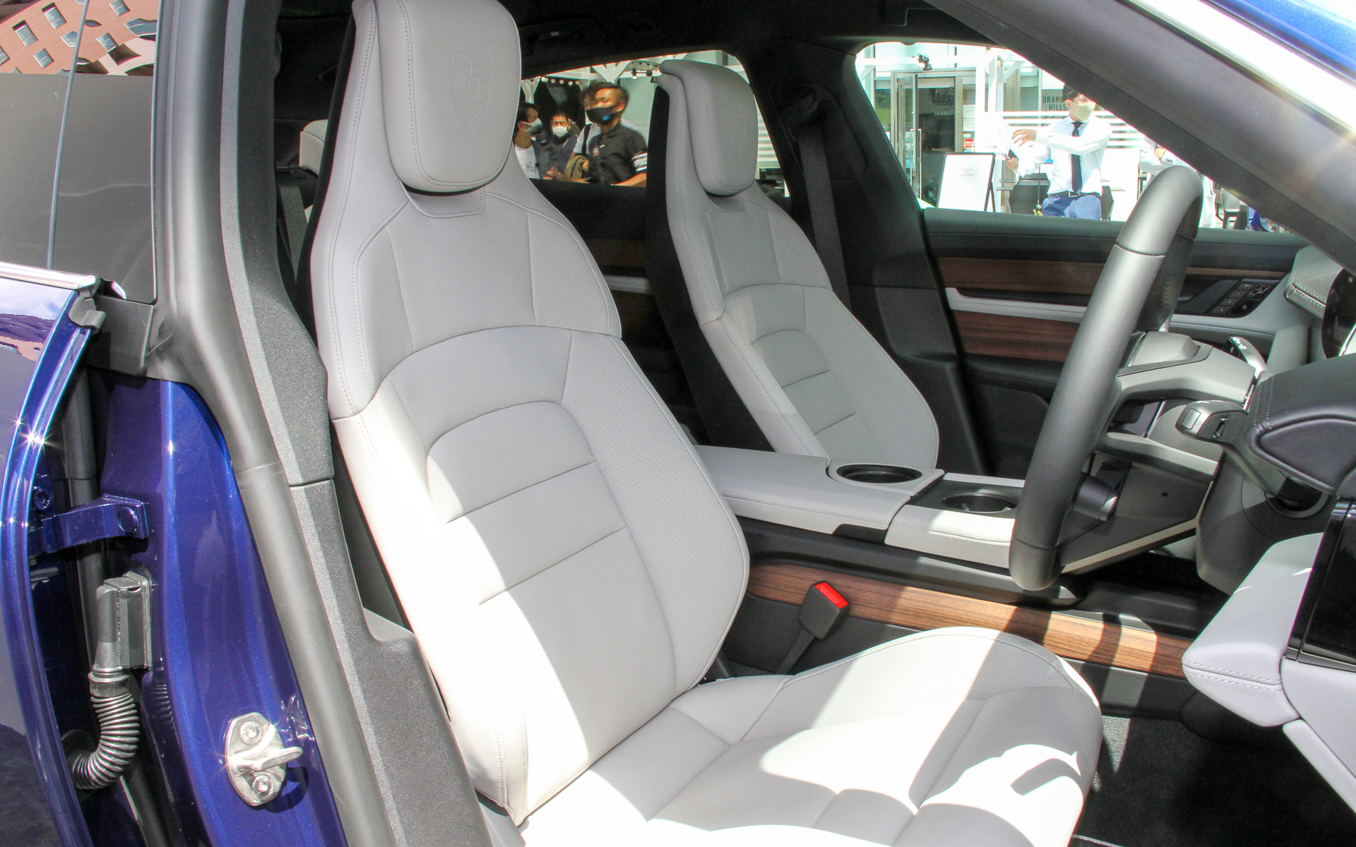 タイカン4クロスツーリスモのインテリア。湾曲した16.8インチディスプレイやオプションとして用意されるコンパスディスプレイなどが目を引く