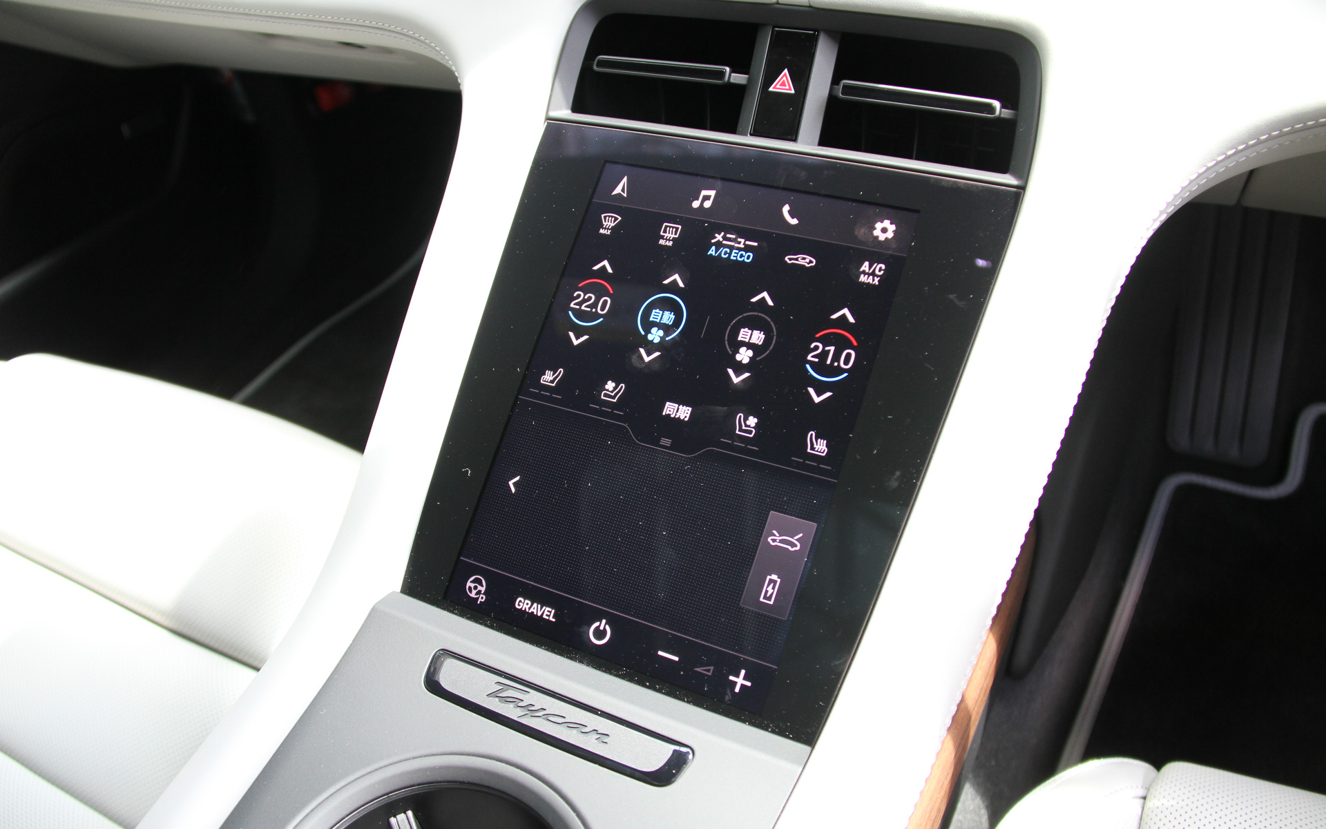 タイカン4クロスツーリスモのインテリア。湾曲した16.8インチディスプレイやオプションとして用意されるコンパスディスプレイなどが目を引く
