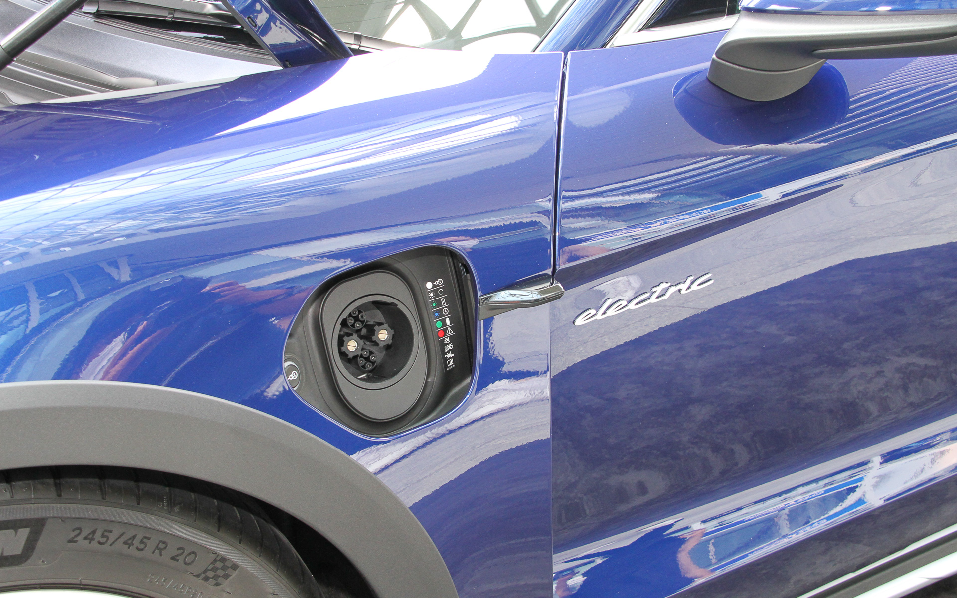 ボディの左側に急速充電、右側に普通充電のリッドが用意される