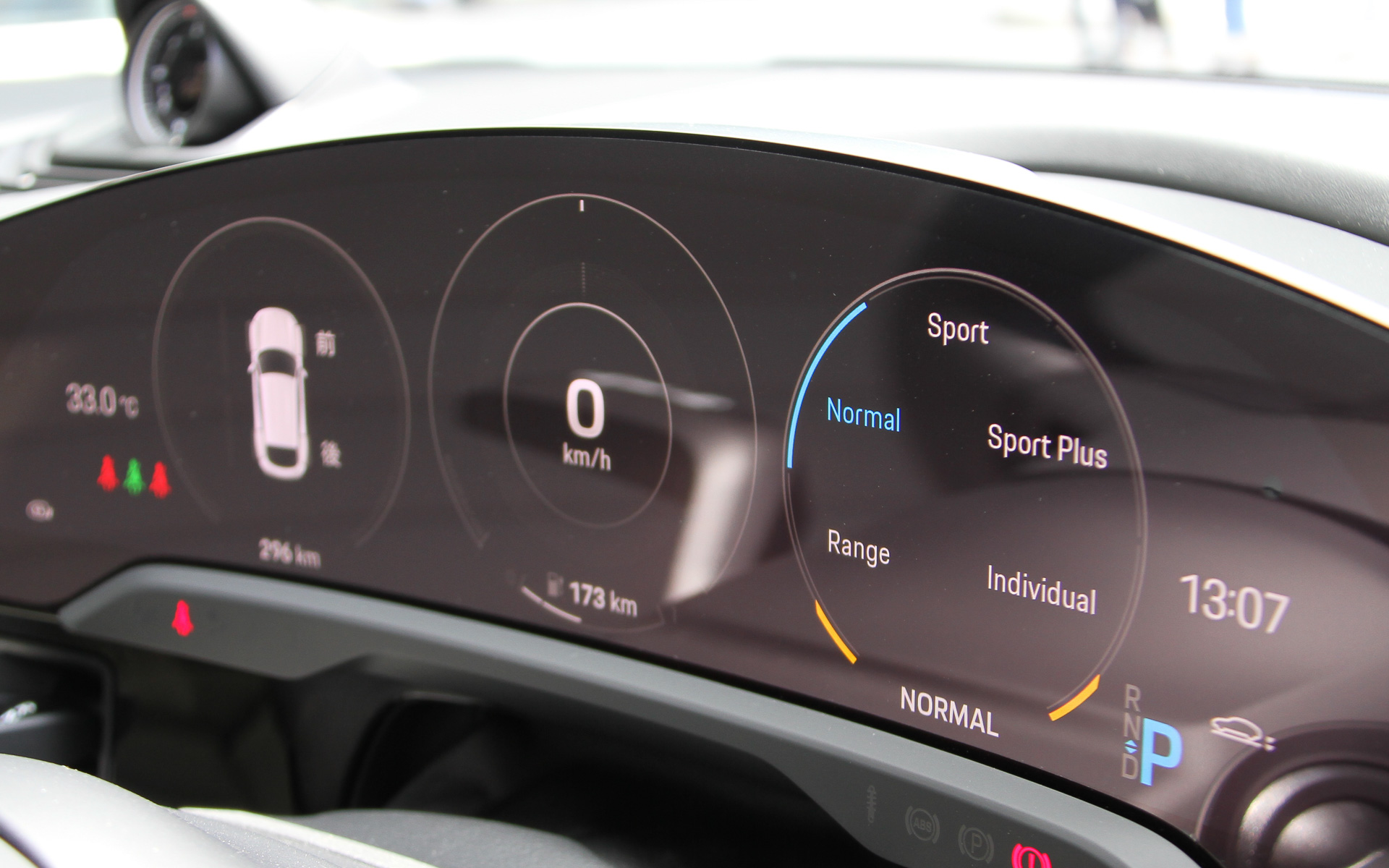 タイカン4クロスツーリスモのインテリア。湾曲した16.8インチディスプレイやオプションとして用意されるコンパスディスプレイなどが目を引く
