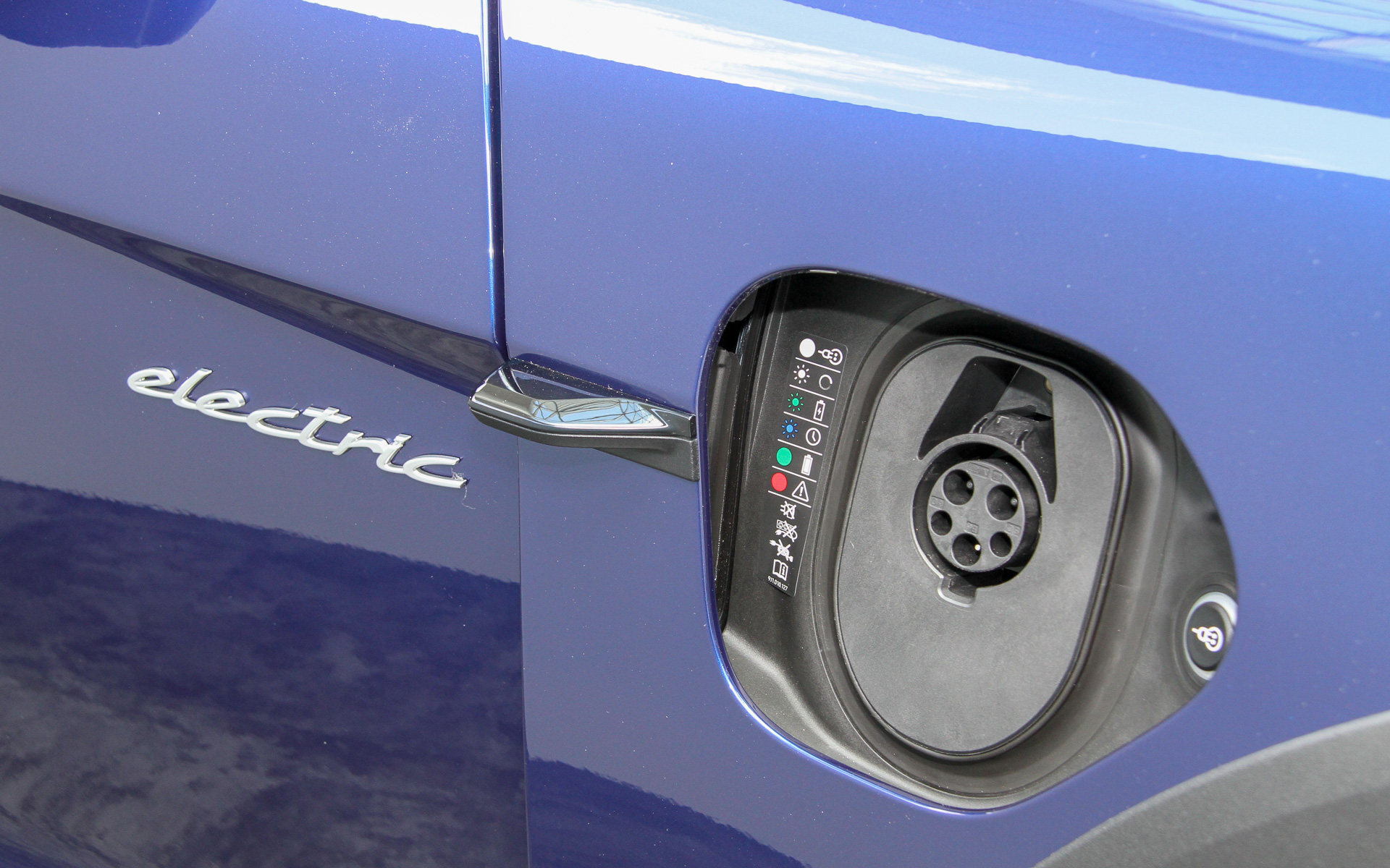 ボディの左側に急速充電、右側に普通充電のリッドが用意される