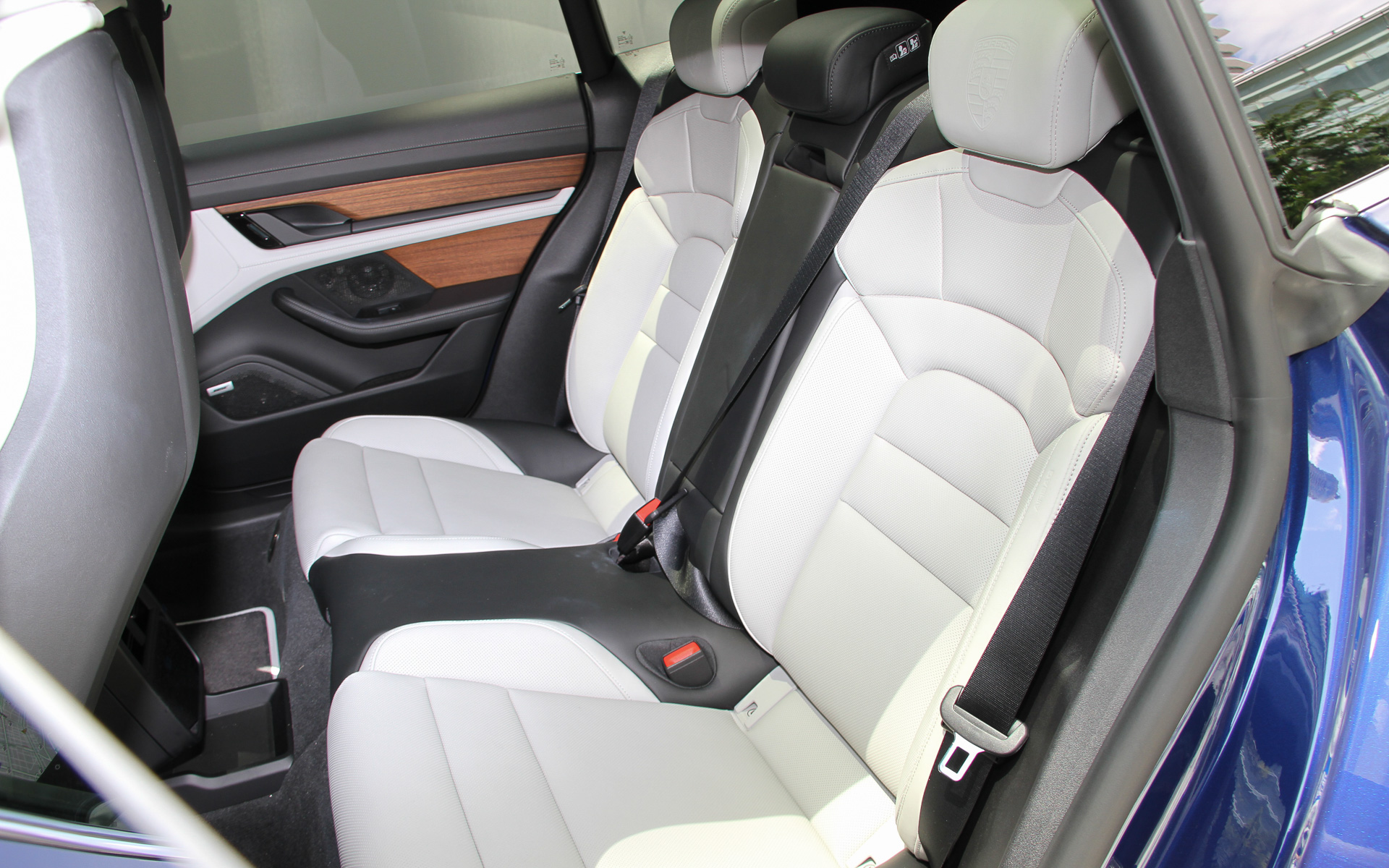 タイカン4クロスツーリスモのインテリア。湾曲した16.8インチディスプレイやオプションとして用意されるコンパスディスプレイなどが目を引く