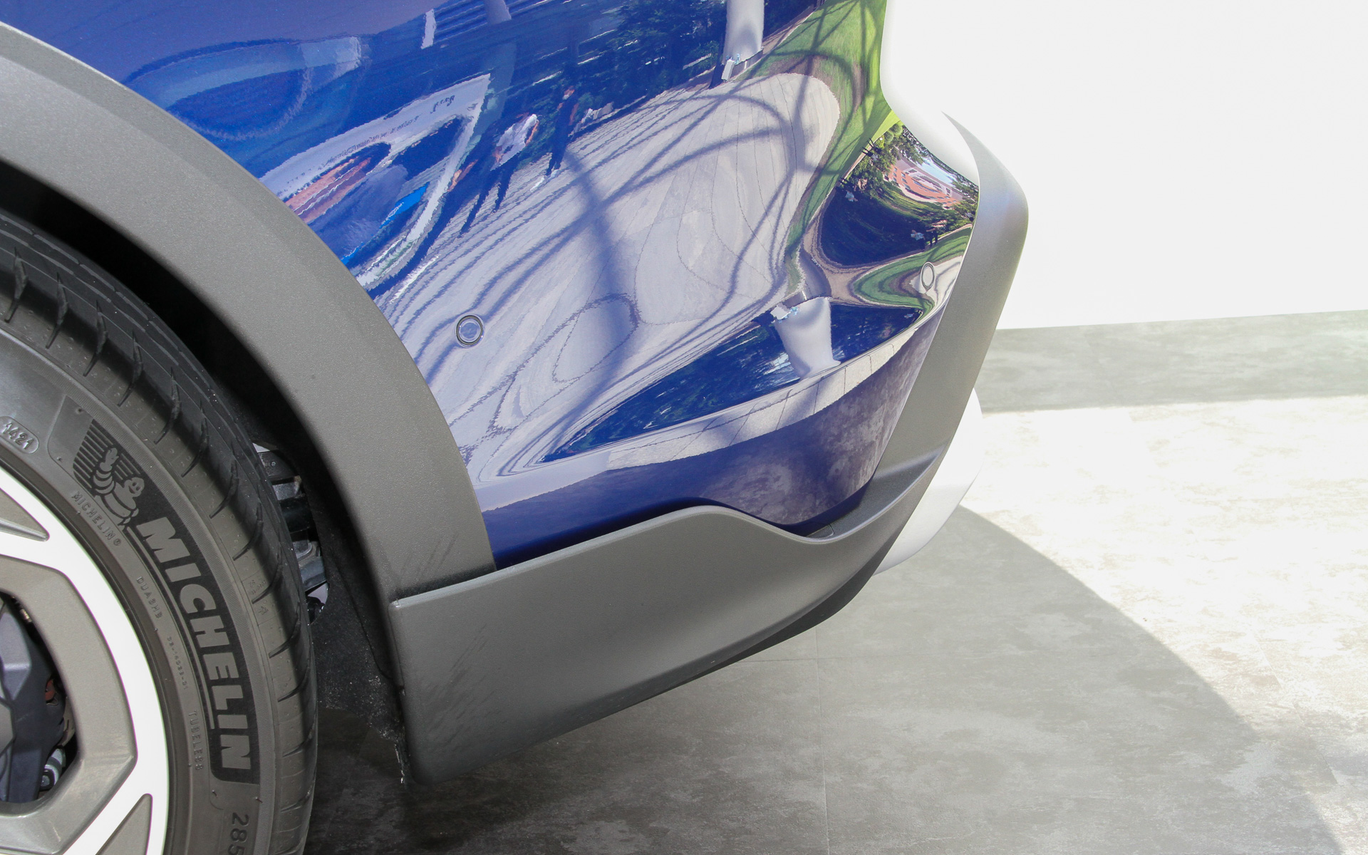 タイカンクロスツーリスモはホイールアーチトリム、フロントやリアのロアエプロンなどによってオフロードテイストに仕立てられるとともに、ハイグロスブラックのルーフスポイラー、大型テールゲートなどが専用装備される。タイヤはミシュラン「パイロットスポーツ4」でサイズはフロントが245/45R20、リアが285/40R20