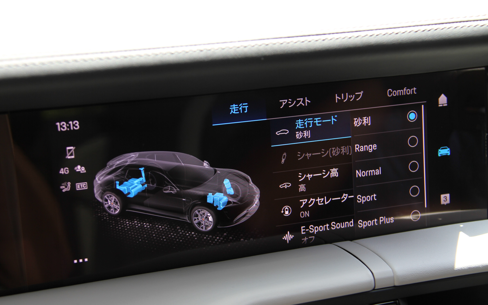 タイカン4クロスツーリスモのインテリア。湾曲した16.8インチディスプレイやオプションとして用意されるコンパスディスプレイなどが目を引く