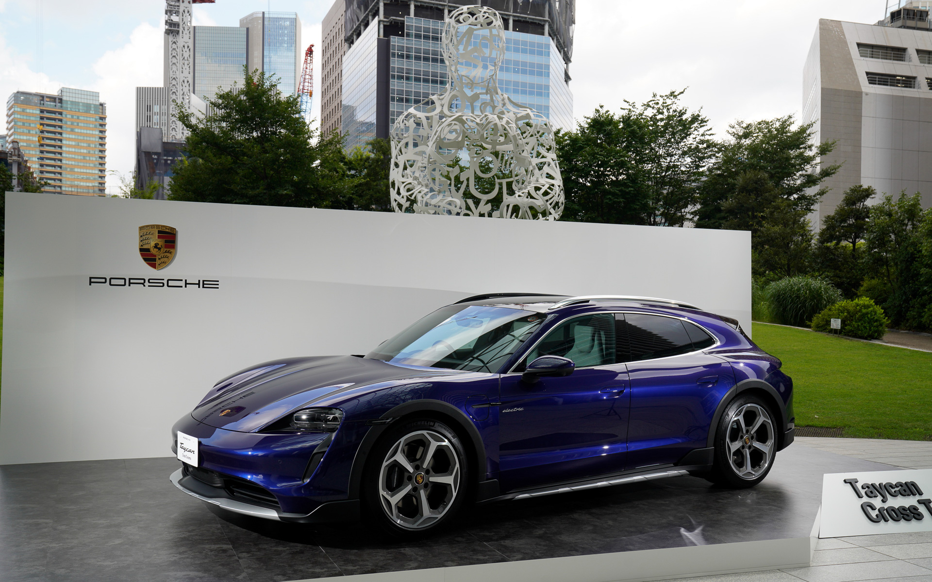 タイカンクロスツーリスモのボディサイズは4974×1967×1409mm（全長×全幅×全高）、ホイールベースは2904mm