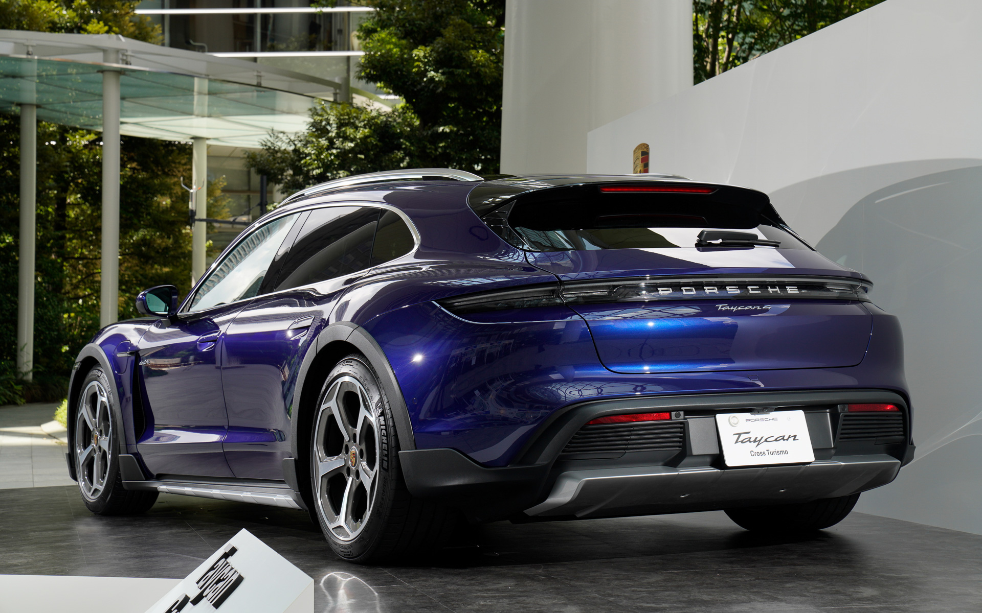 タイカンクロスツーリスモのボディサイズは4974×1967×1409mm（全長×全幅×全高）、ホイールベースは2904mm