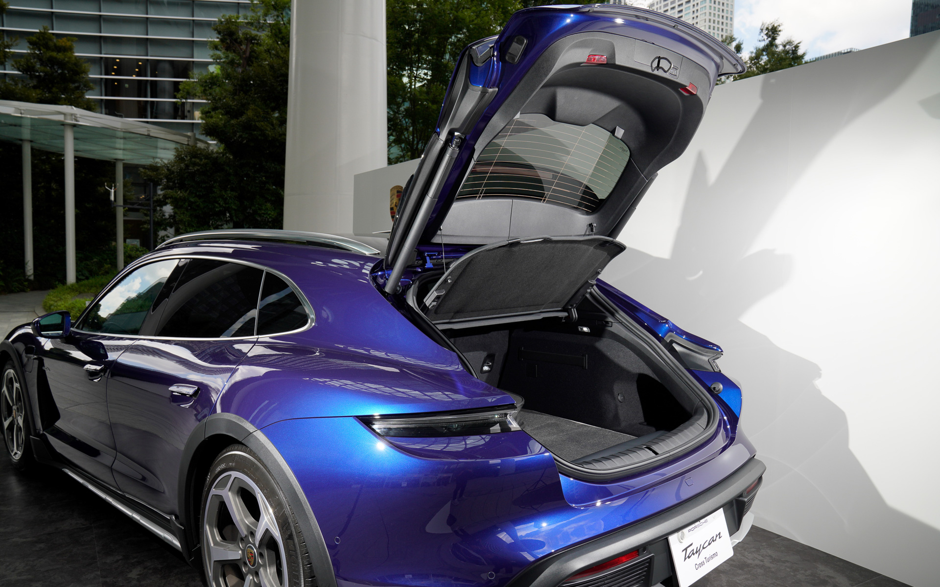 ラゲッジスペースは後席を倒すと最大1212Lの積載量を確保。フロントの収納スペースは84L