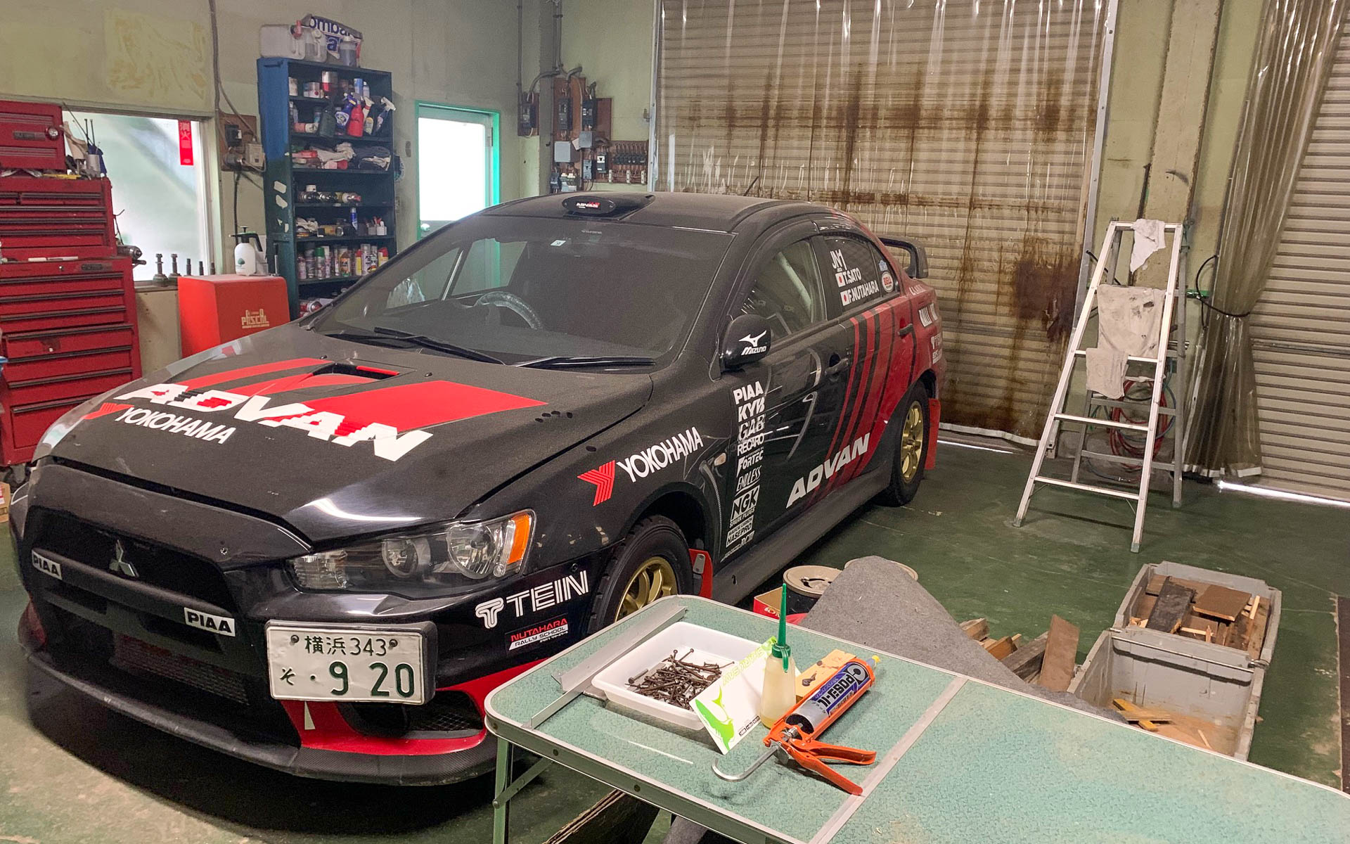 ガレージにあるADVAN LANCER EvoX。もう1台は巡業に出ているそうです