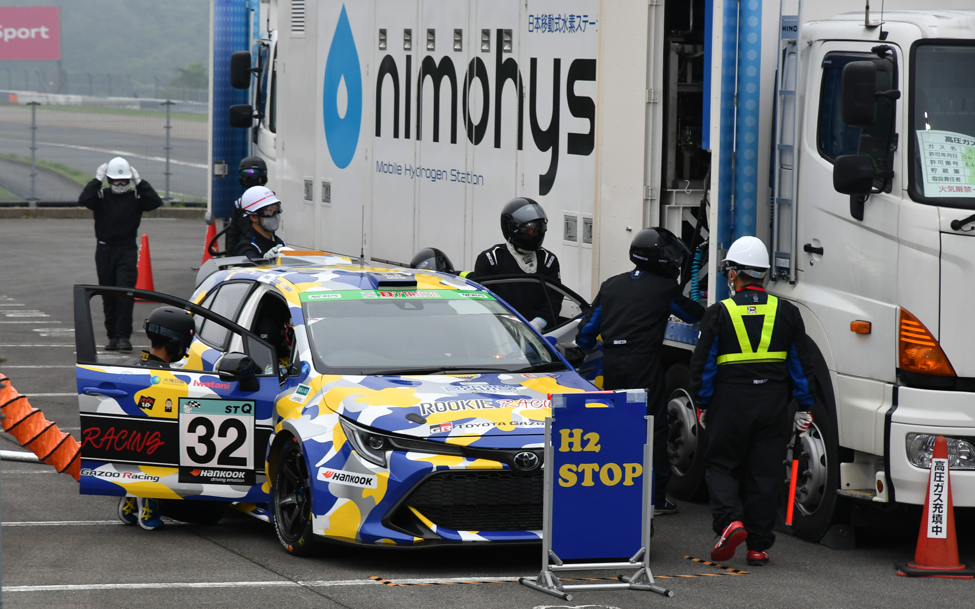 水素燃焼エンジンを搭載した水素カローラの給水素（写真は富士24時間レース参戦時のもの）