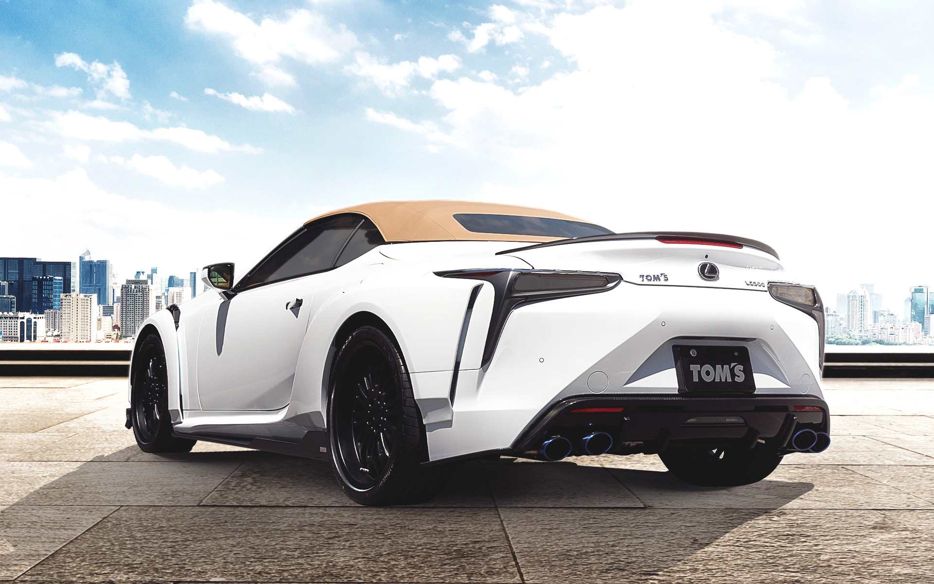 ドライカーボン製の空力デバイスやワイドボディによって走行安定性を向上