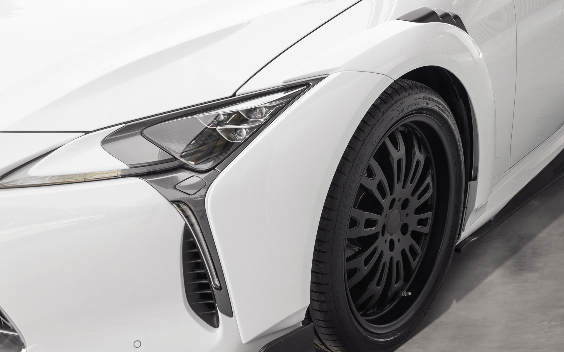 ドライカーボン製の空力デバイスやワイドボディによって走行安定性を向上