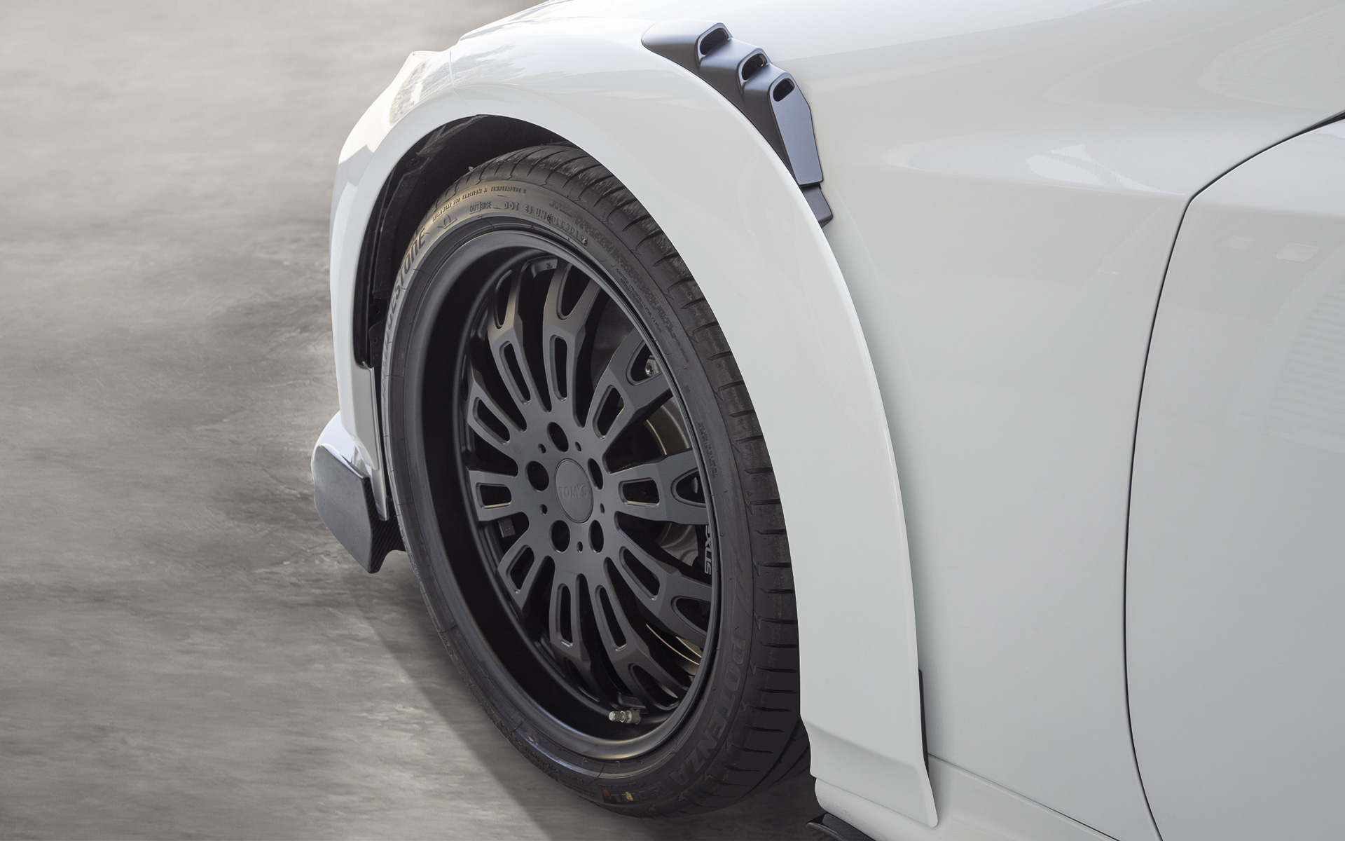 ドライカーボン製の空力デバイスやワイドボディによって走行安定性を向上