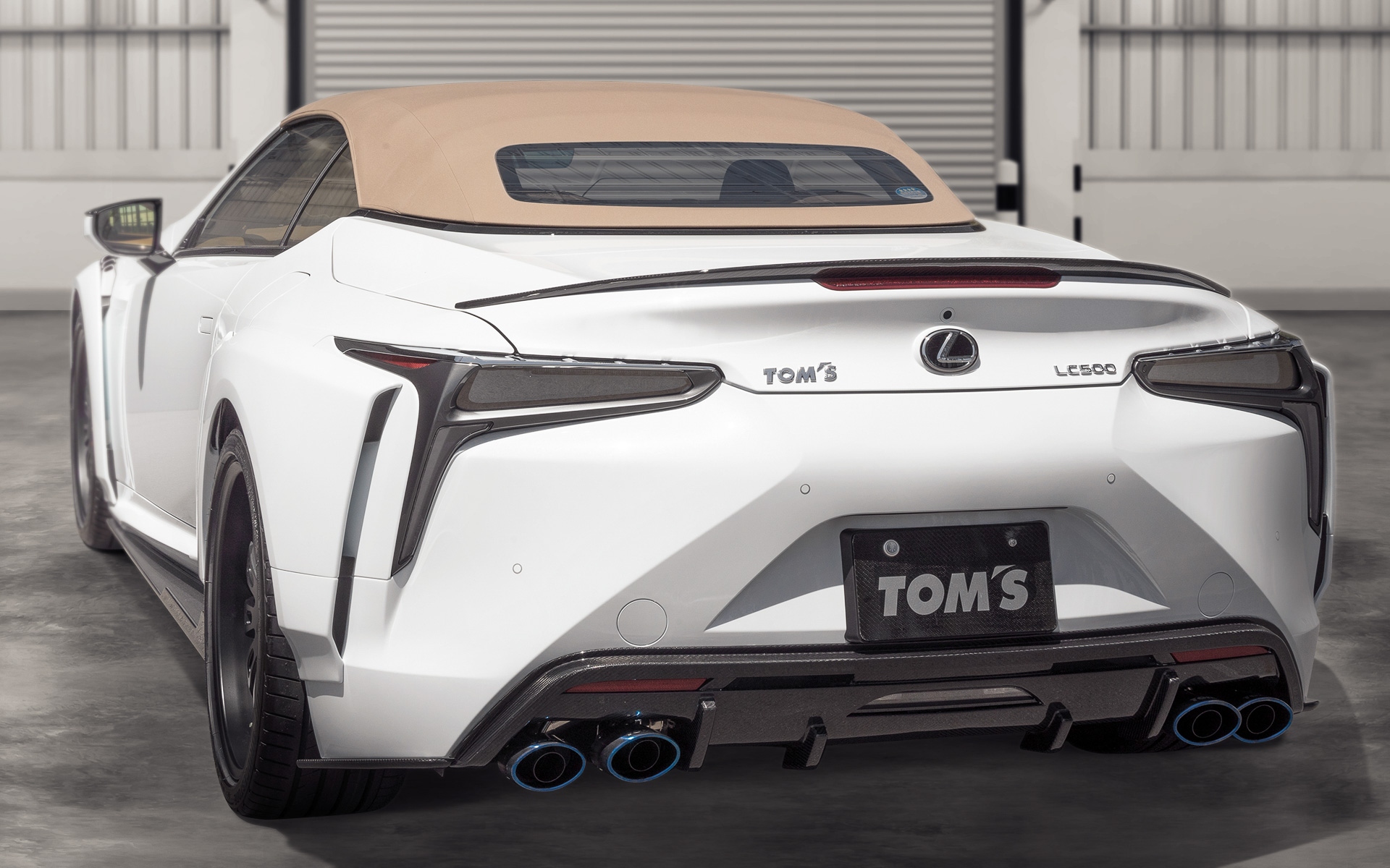 ドライカーボン製の空力デバイスやワイドボディによって走行安定性を向上