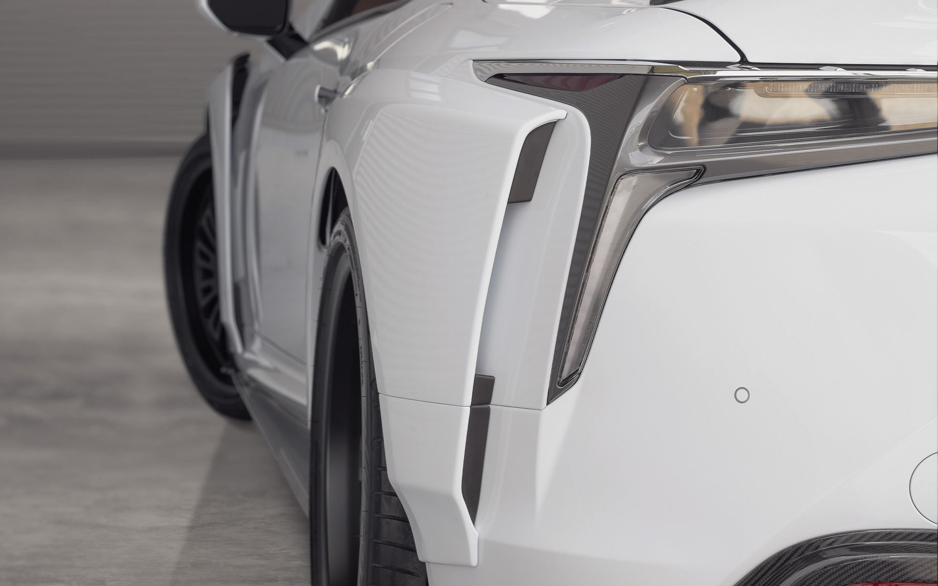 ドライカーボン製の空力デバイスやワイドボディによって走行安定性を向上