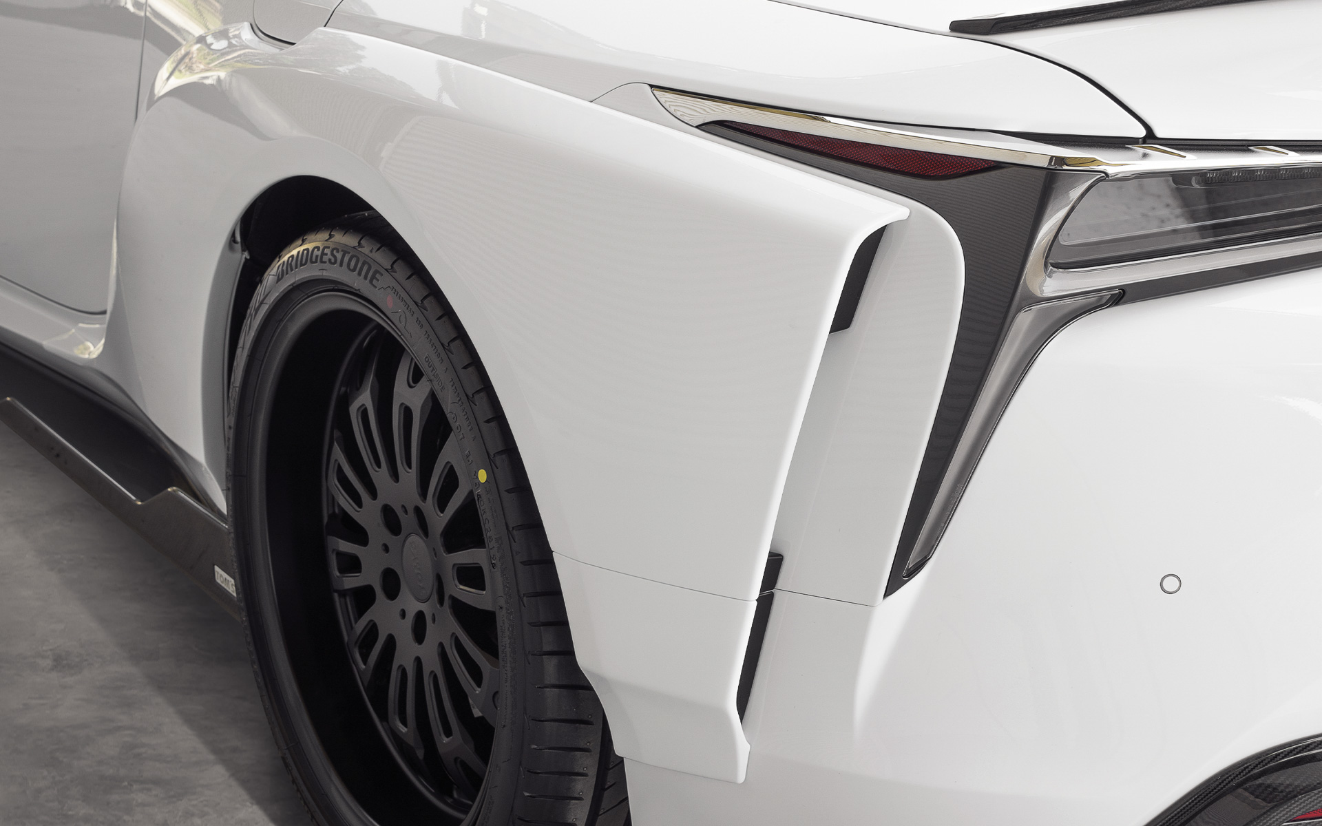 ドライカーボン製の空力デバイスやワイドボディによって走行安定性を向上