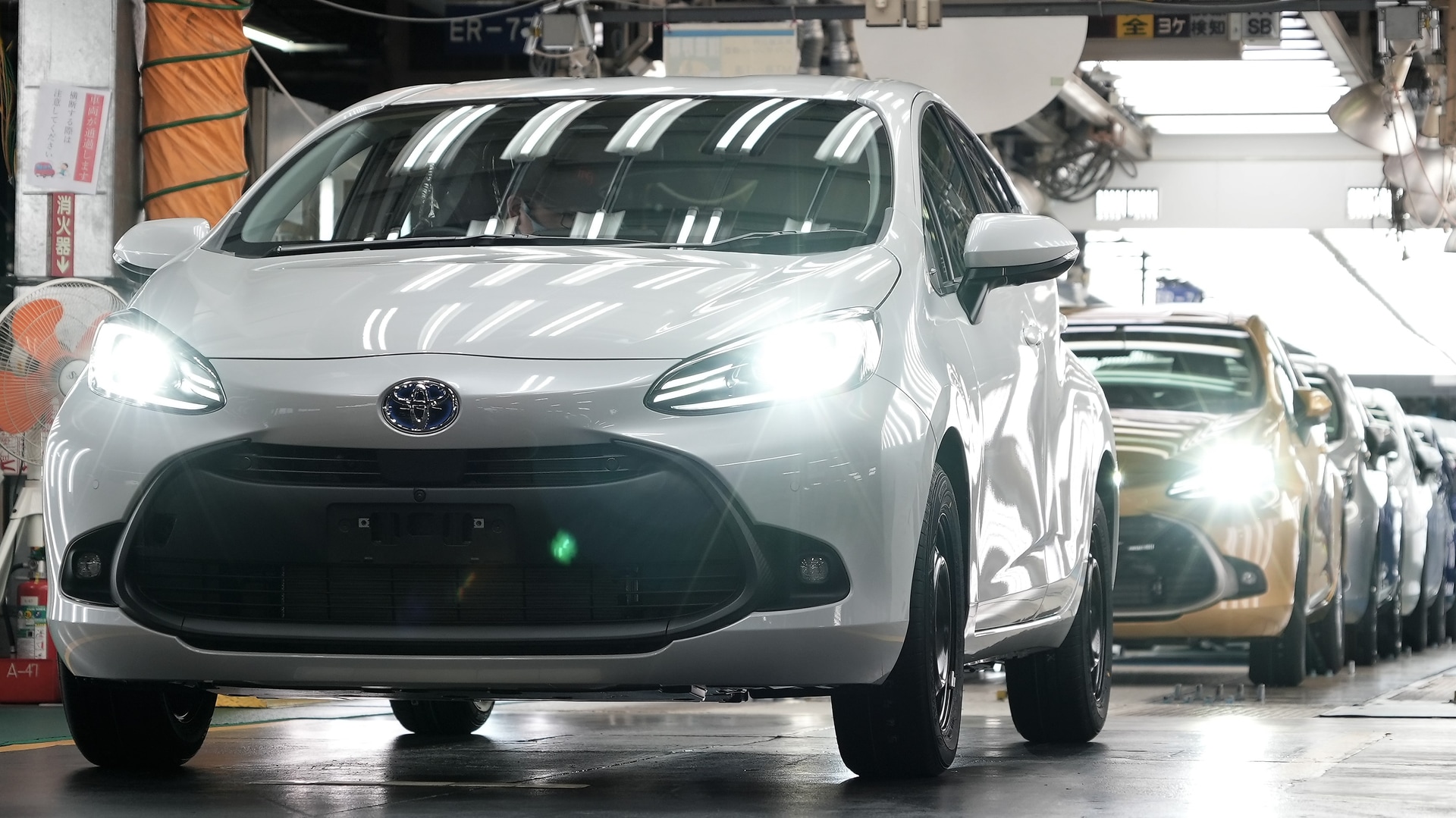 新型アクアのラインオフ式を開催