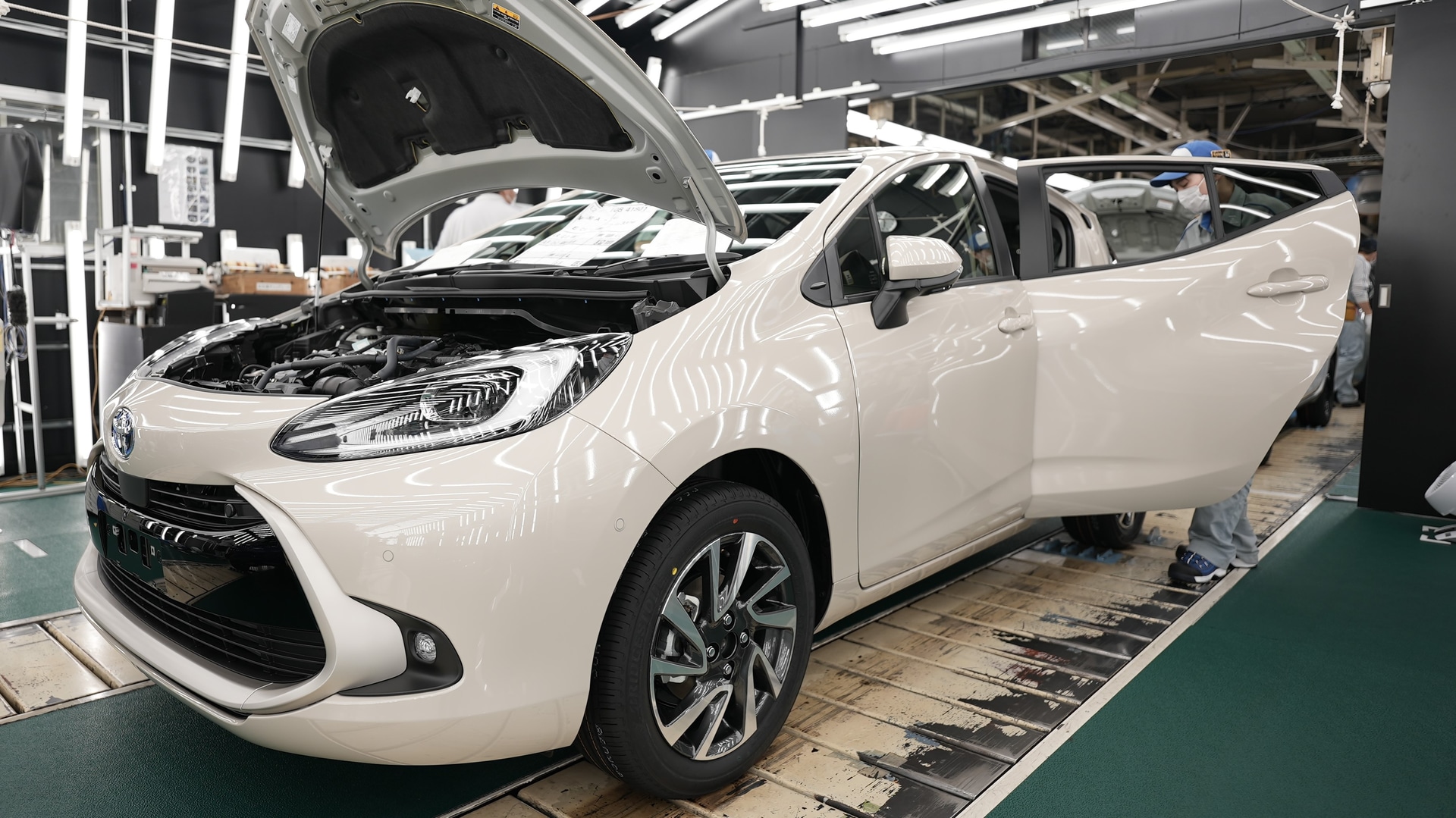 初めて新型アクアに乗ったときに口から自然に出た「いい感じ、非常にいい感じ」という豊田社長に肉声も流れた。音声には試乗中に曲がるシーンであったと想像できるウインカーのリレー音も入っていて、本当に自然に口から出た言葉という感じだった。豊田社長は「2代目アクアが岩手で立ち上がることを本当にうれしく思います。2代目アクアは東北だけでなく日本全体をも笑顔にしていく存在になってくれると思います」と東北工場の従業員に向けてコメントした