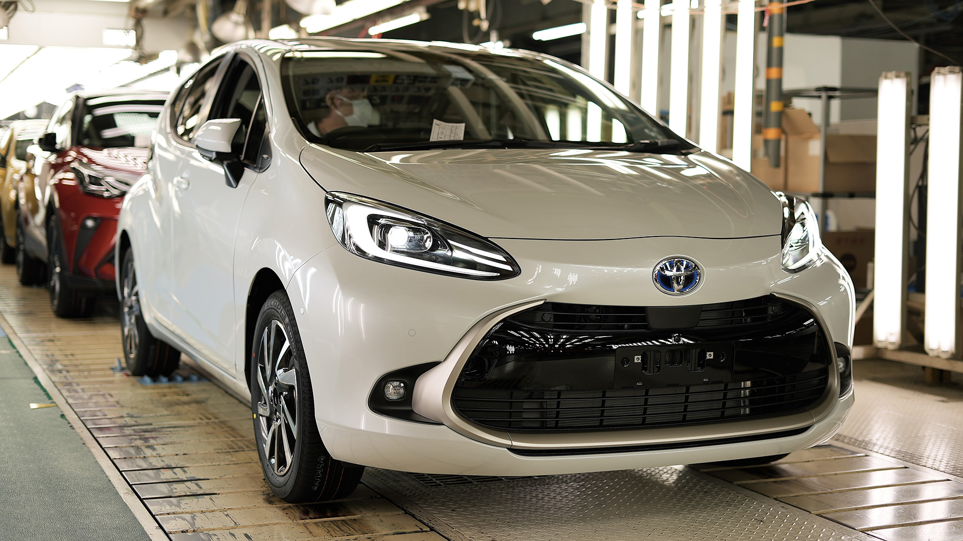 新型「アクア」は7月19日に発売。今日のラインオフ式でユーザーに渡る完成車が世に出たので、初代アクア同様に「街でよく見るクルマ」になっていくのだろう