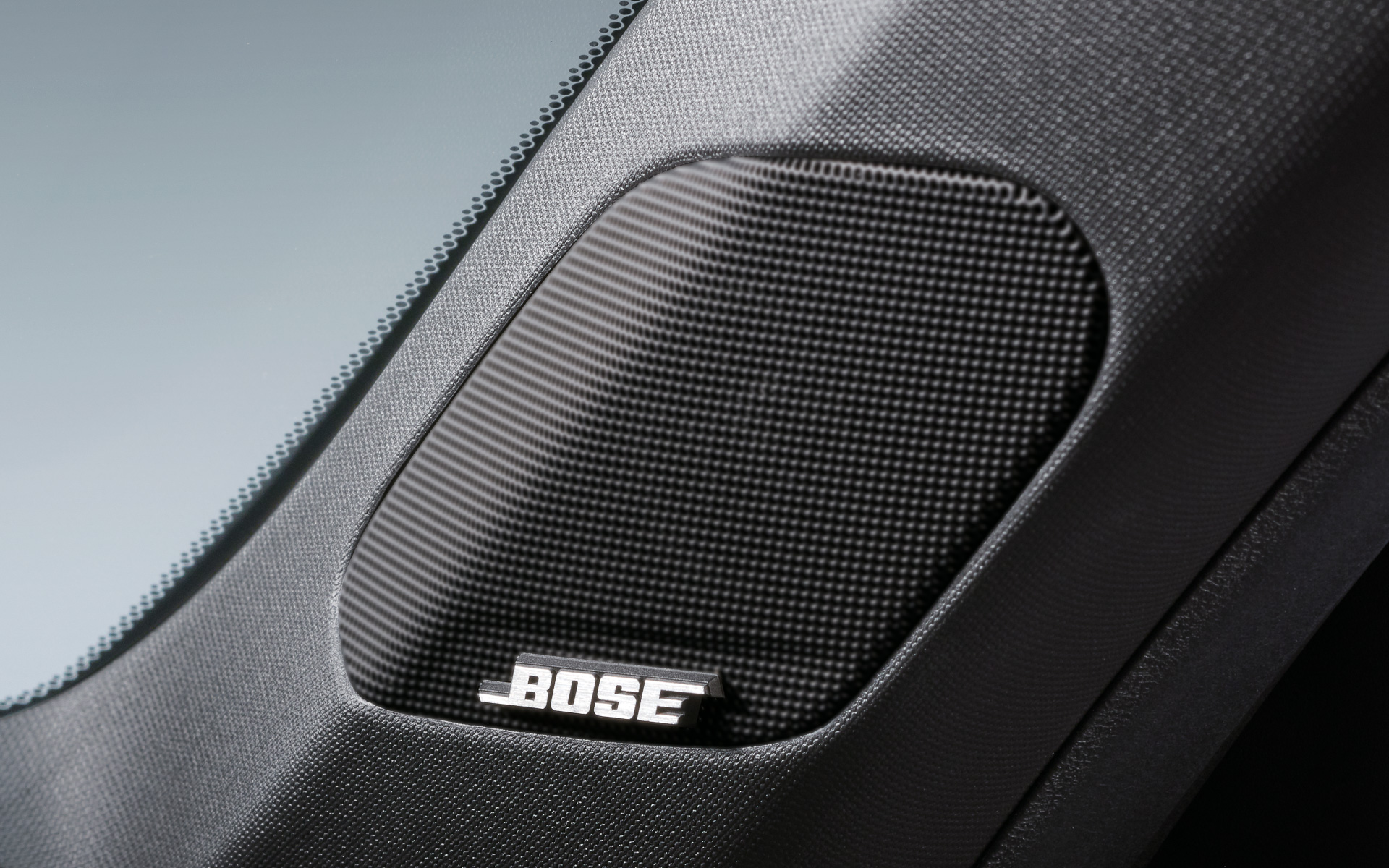 BOSEプレミアムサウンドシステム（12スピーカー）はEXに標準装備。LXは8スピーカー（4スピーカー＋4ツィーター）が標準