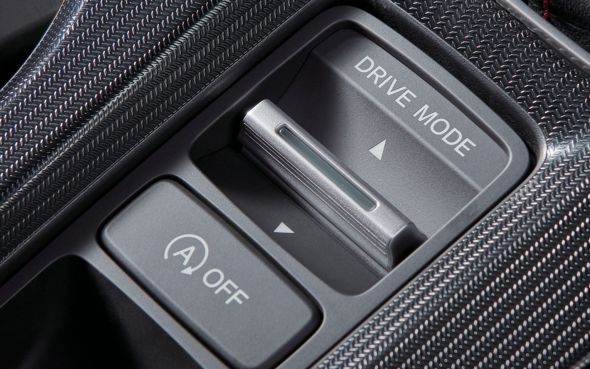 CVTのシフトレバー（左）と6速MTのシフトレバー（中）。ドライブモードスイッチ（CVT車のみ）には直感的に操作できるトグルスイッチを採用し、デフォルトの「Normalモード」、加速特性に優れた「SPORTモード」、燃費に優れた「ECONモード」から選択できる