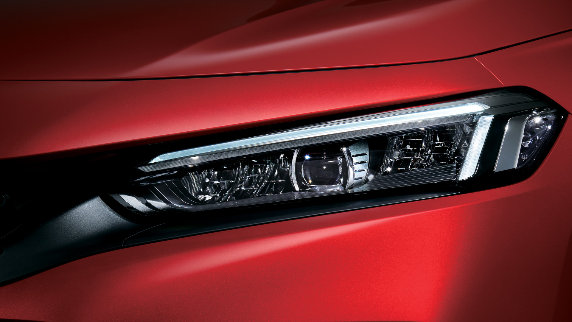 灯体はインラインタイプの9灯フルLEDを先代モデルから踏襲しつつ、ハイビームユニットをセンターに配置することで、非点灯時にも精悍さと表情を感じさせるデザインとした。アダプティブドライビングビームをホンダとして初採用している。LEDフォグランプはEXに標準装備