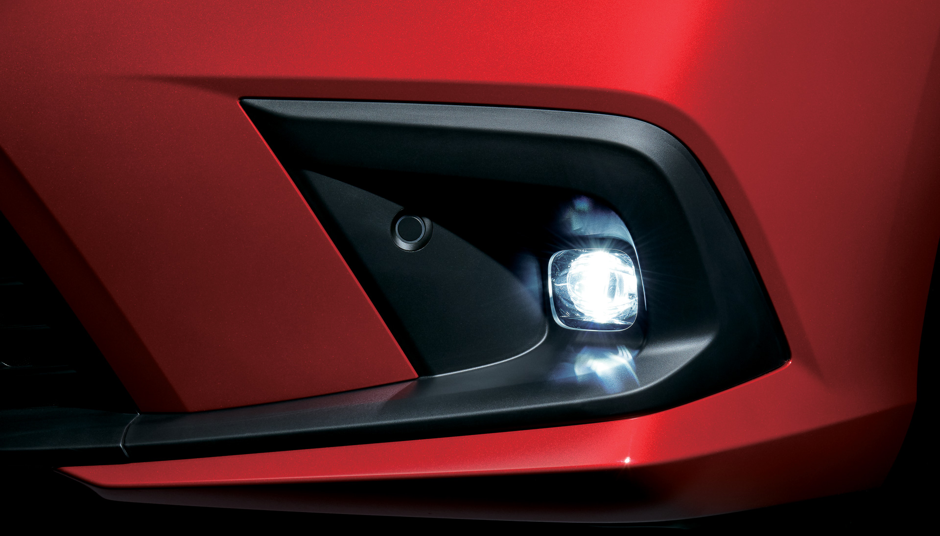 灯体はインラインタイプの9灯フルLEDを先代モデルから踏襲しつつ、ハイビームユニットをセンターに配置することで、非点灯時にも精悍さと表情を感じさせるデザインとした。アダプティブドライビングビームをホンダとして初採用している。LEDフォグランプはEXに標準装備