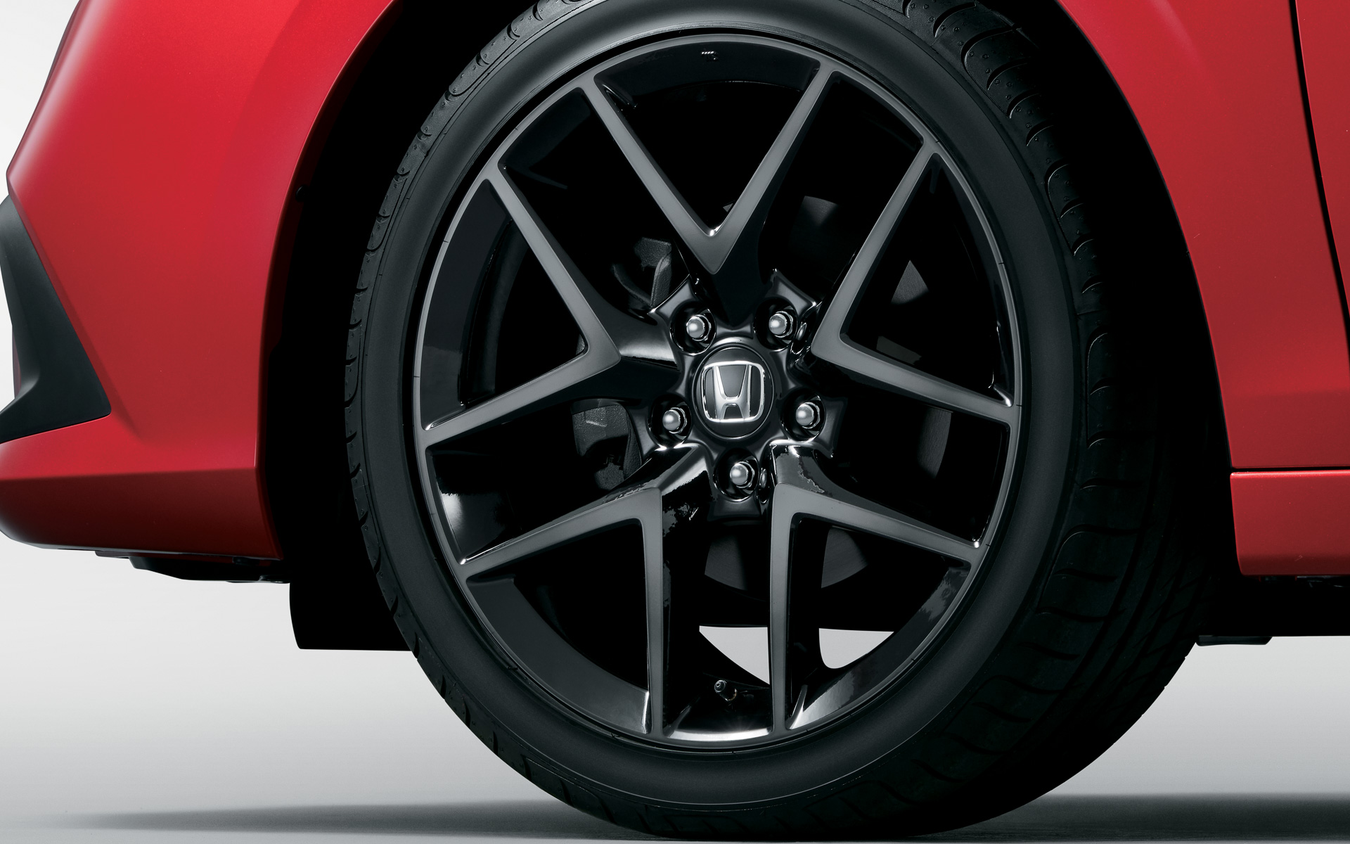 EXに標準装備される18インチアルミホイール（ベルリナブラック＋ダーク切削クリア）