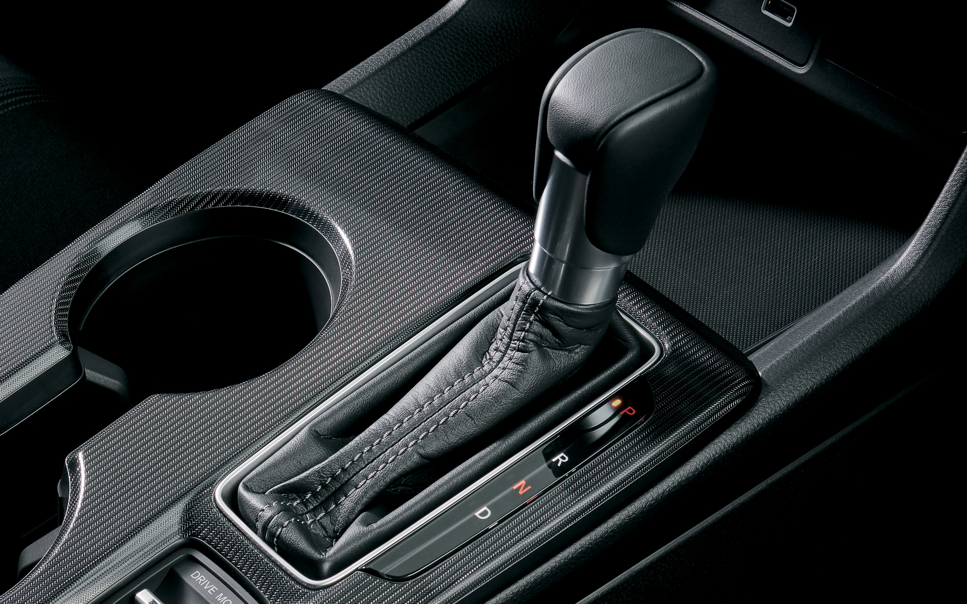 CVTのシフトレバー（左）と6速MTのシフトレバー（中）。ドライブモードスイッチ（CVT車のみ）には直感的に操作できるトグルスイッチを採用し、デフォルトの「Normalモード」、加速特性に優れた「SPORTモード」、燃費に優れた「ECONモード」から選択できる