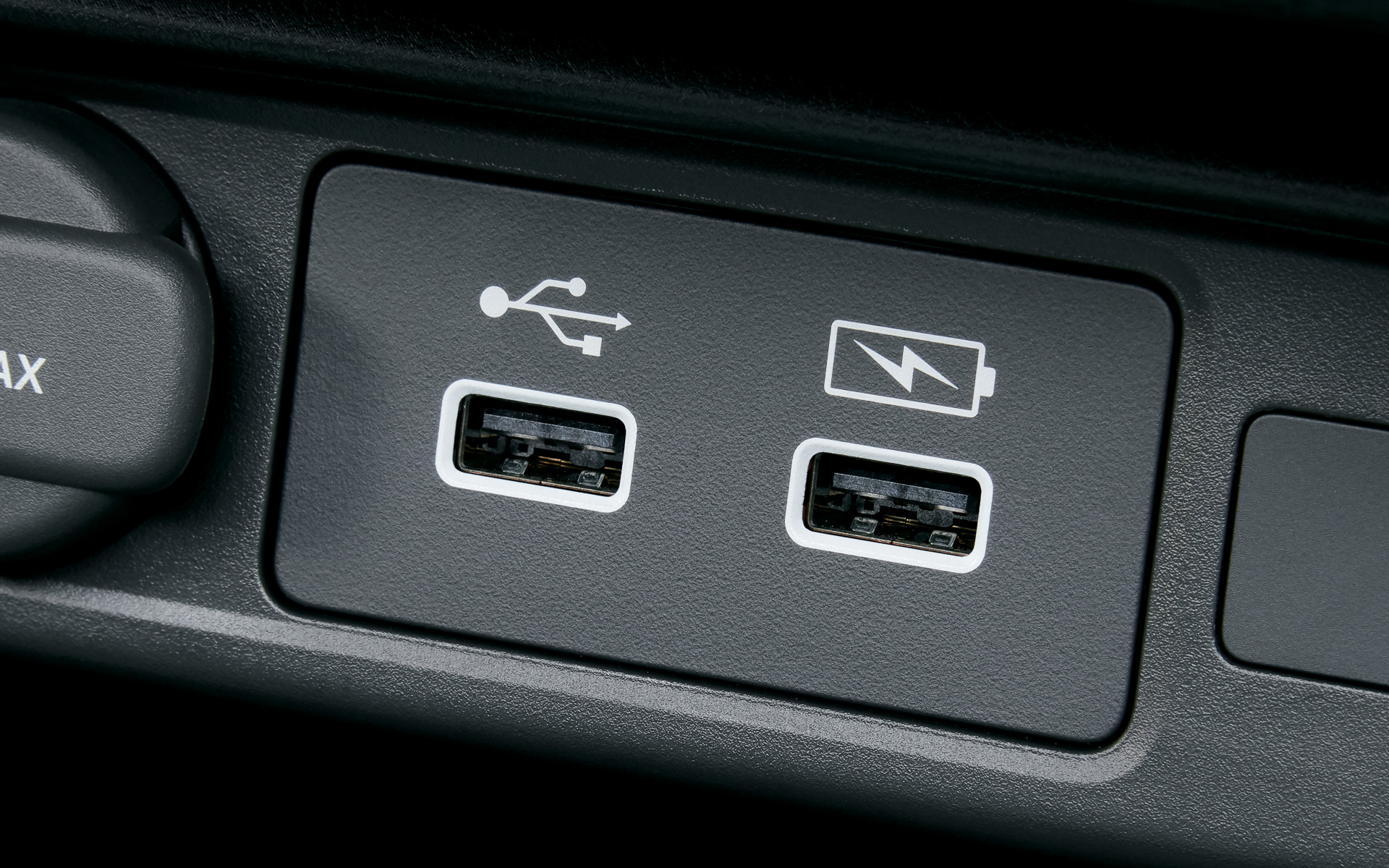 USBジャックと充電用USBジャックを全車標準装備