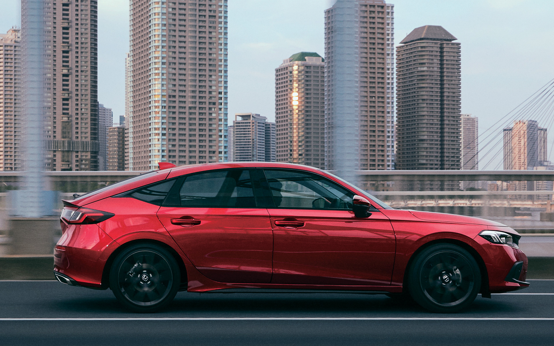 新型シビックのボディサイズは4550×1800×1415mm、ホイールベースは2735mm。従来からホイールベースを35mm、全長を30mm延長する一方、リアオーバーハングを20mm短縮。そしてリアトレッドを10mm拡大することで、伸びやかでありながらより安定感のあるスタンスを実現した