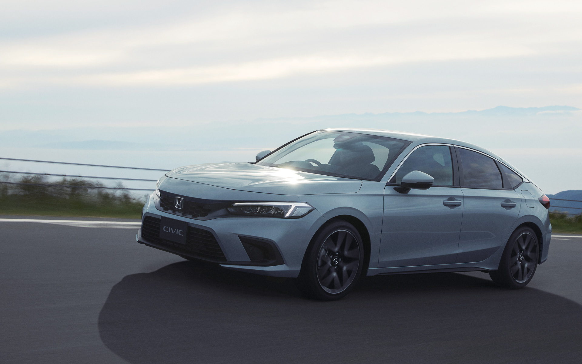 新型シビックのボディサイズは4550×1800×1415mm、ホイールベースは2735mm。従来からホイールベースを35mm、全長を30mm延長する一方、リアオーバーハングを20mm短縮。そしてリアトレッドを10mm拡大することで、伸びやかでありながらより安定感のあるスタンスを実現した