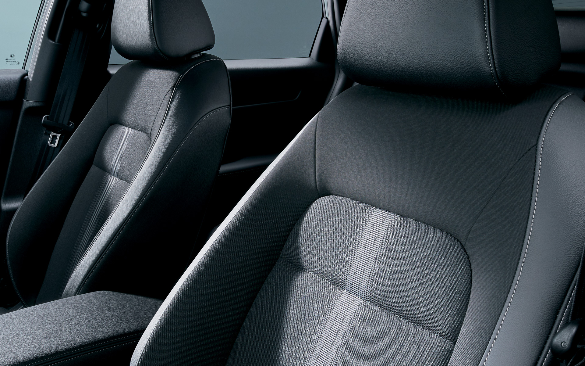 新型シビックでは視覚的ノイズを最小限に抑えたクリーンなインテリアを追求。シンプルでクリーンなインストルメントパネルやすっきりとしたデザインのアッパーコンソールなどを採用