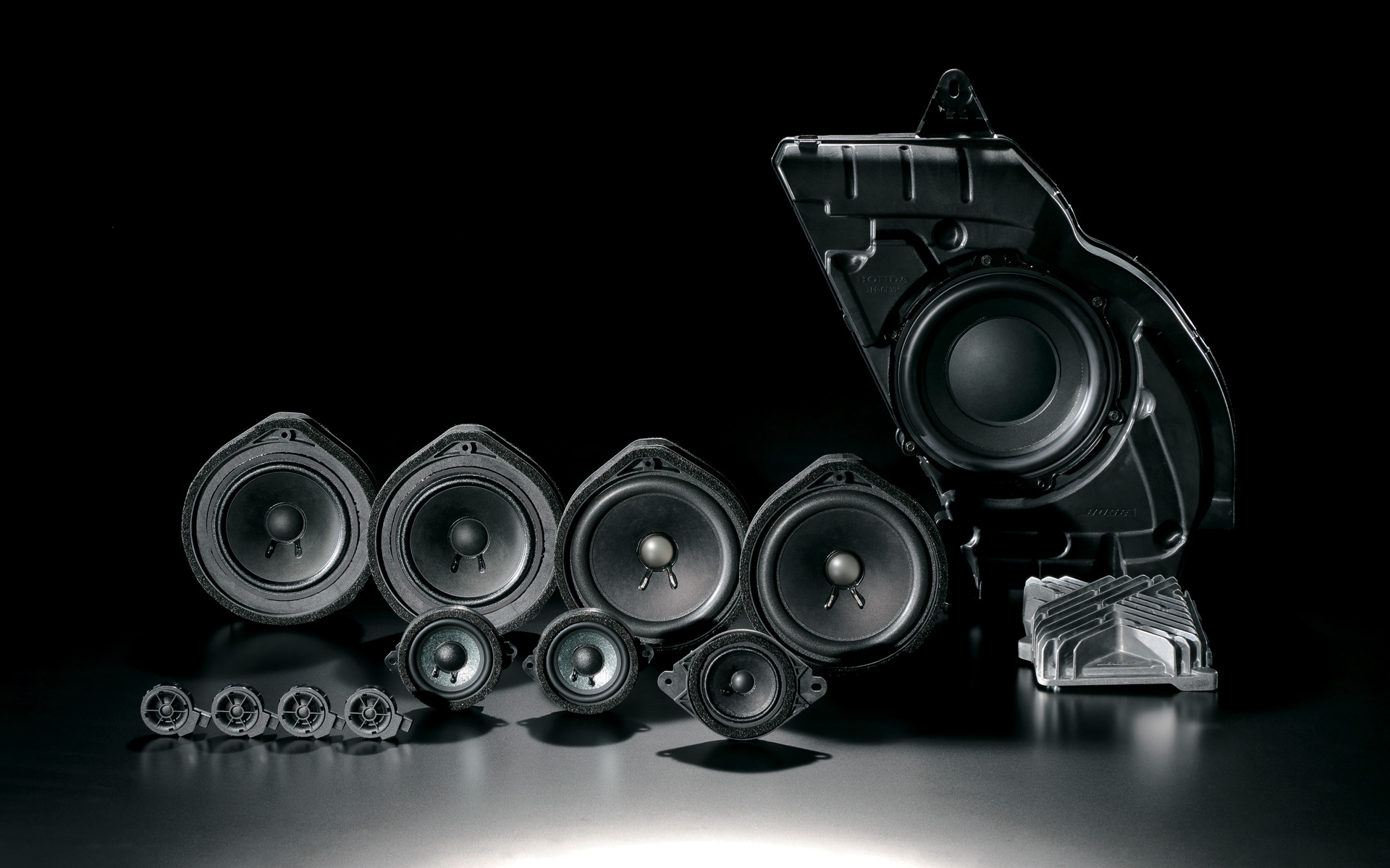 BOSEプレミアムサウンドシステム（12スピーカー）はEXに標準装備。LXは8スピーカー（4スピーカー＋4ツィーター）が標準