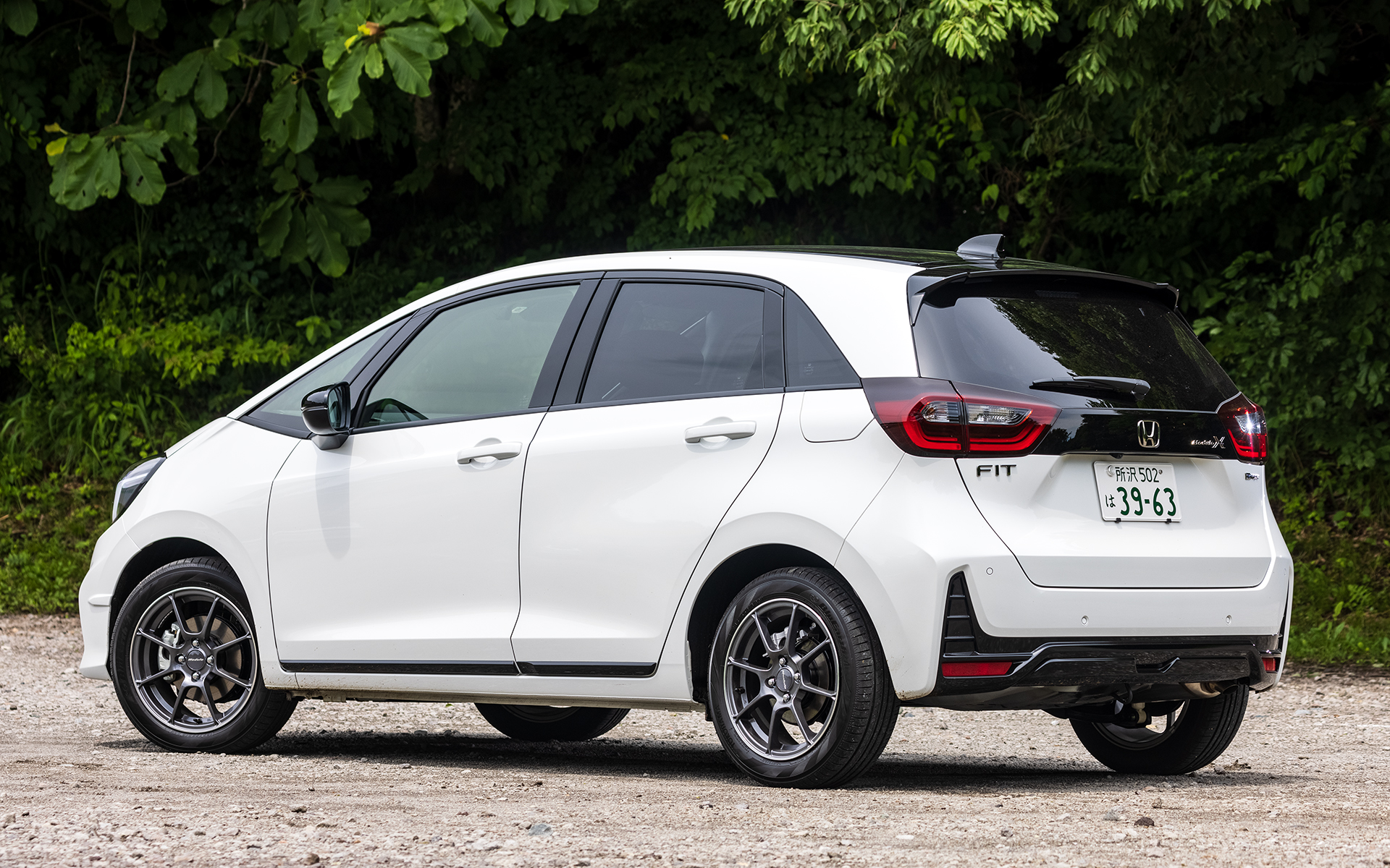 「フィット Modulo X」（286万6600円）。ボディカラーは「プラチナホワイト・パール＆ブラック」。ボディサイズは4000×1695×1540mm（全長×全幅×全高）、ホイールベースは2530mm。専用16インチアルミホイールに組み合わせるのは、185/55R16サイズの横浜ゴム「BluEarth-A」。ベースとなる「e：HEV リュクス」に対し、“実効空力”エアロパーツを数多く装着している