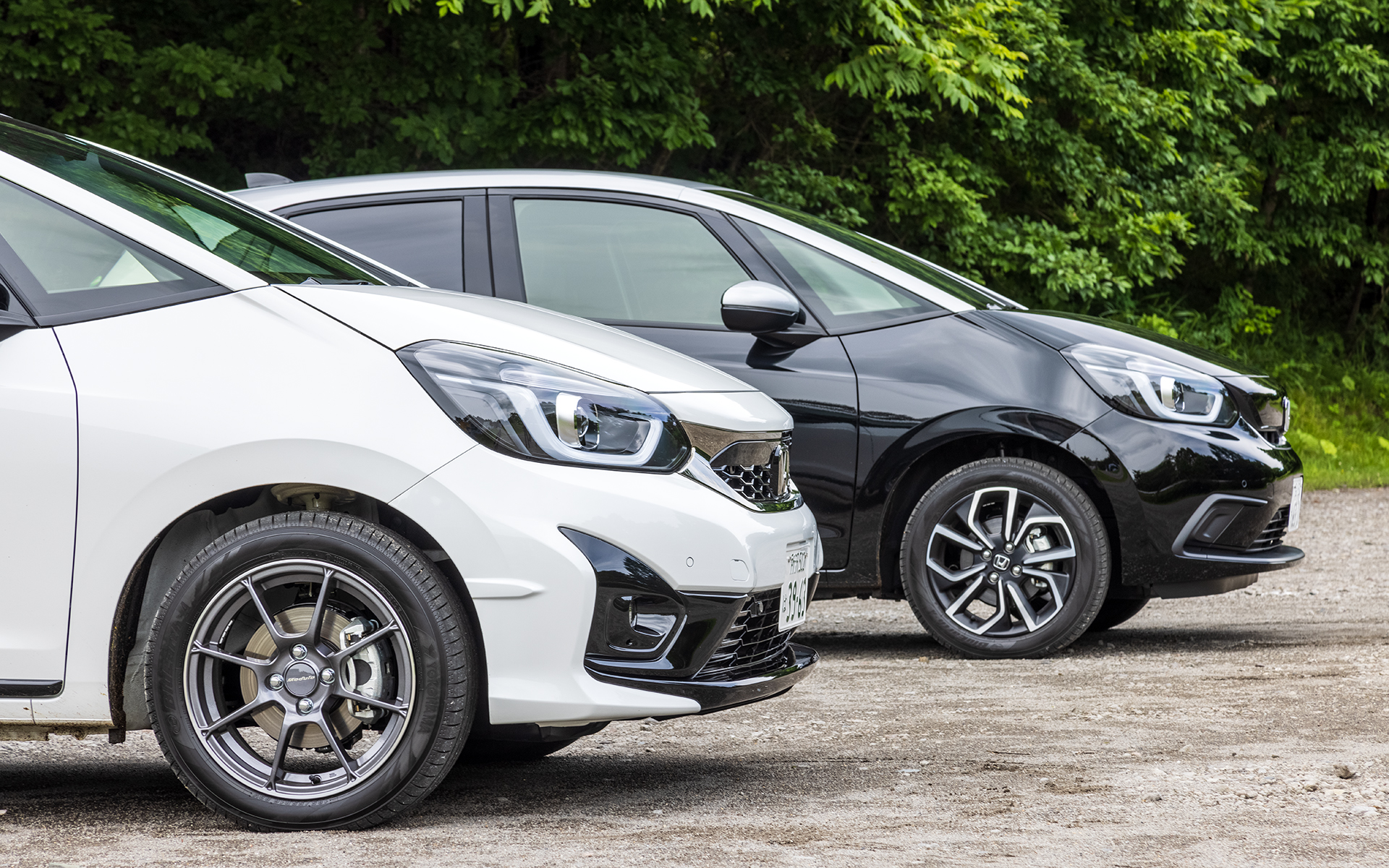 空力を上下に整流し、風の流れをスムーズにすることを狙ってフード先端形状をベース車両からよりシャープな造形としたほか、バンパーのコーナー形状を最適化して直進安定性向上を狙っている