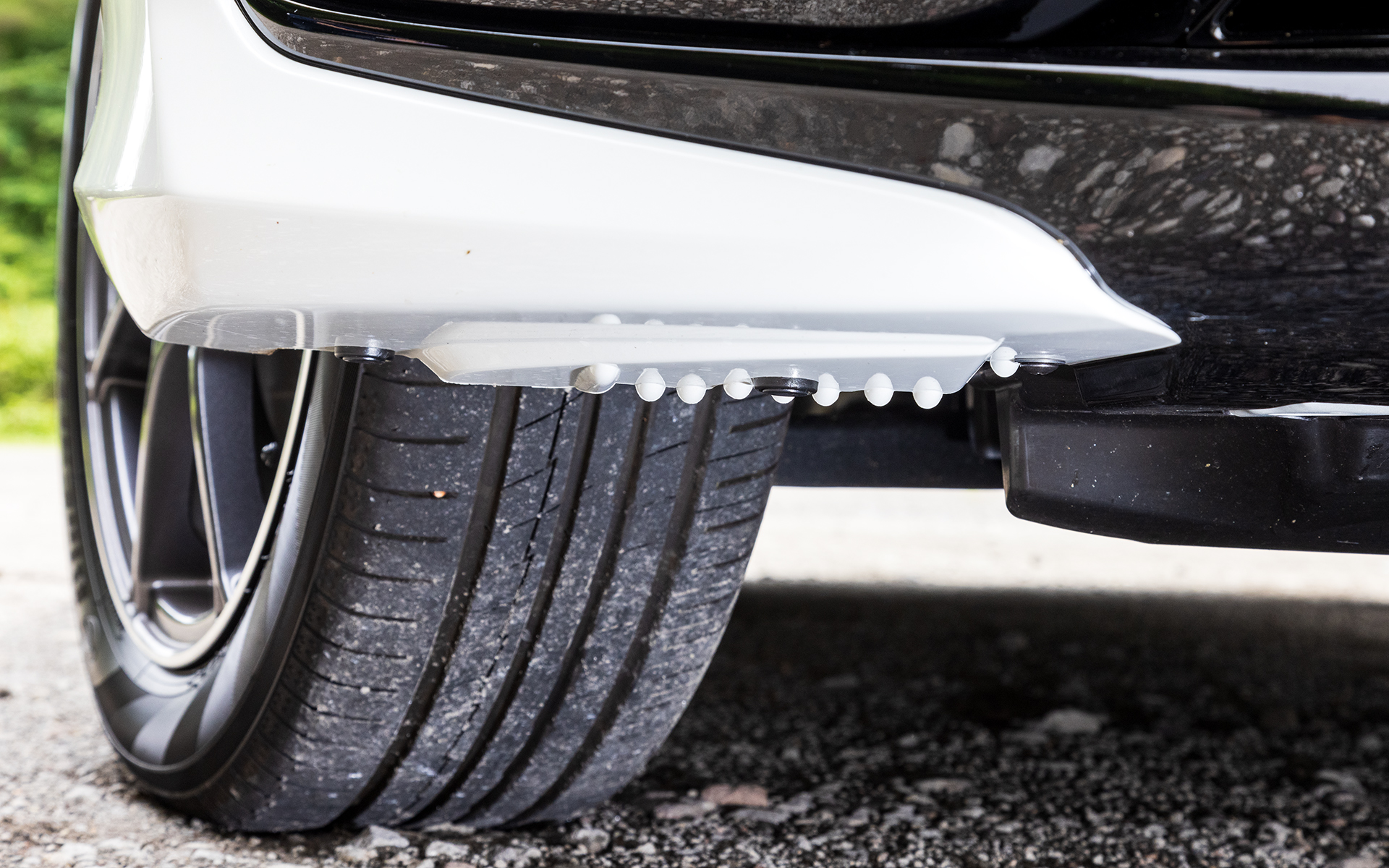 旋回時に上質なステアフィールを生む「エアロボトムフィン」