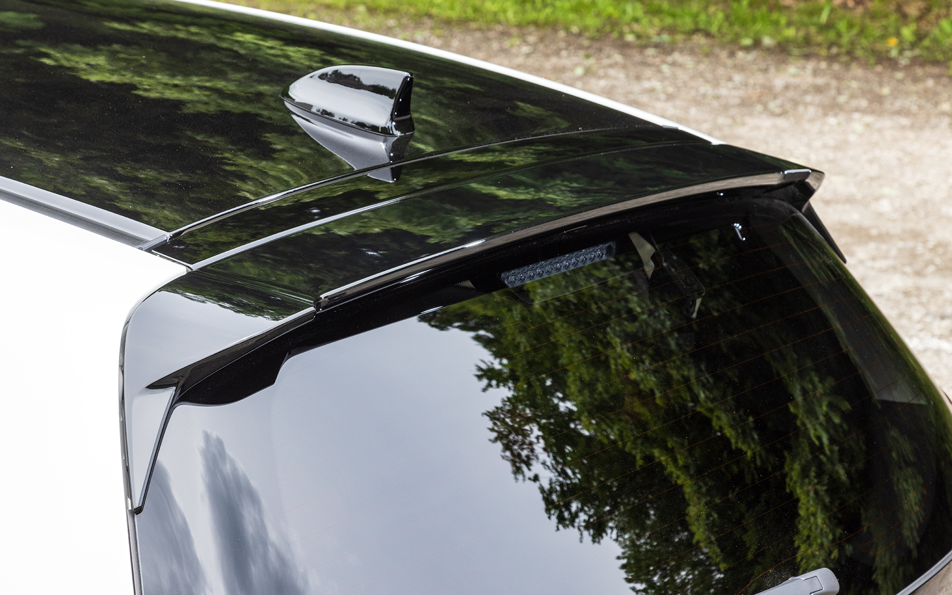 前後リフトバランスを向上させる「テールゲートスポイラー」