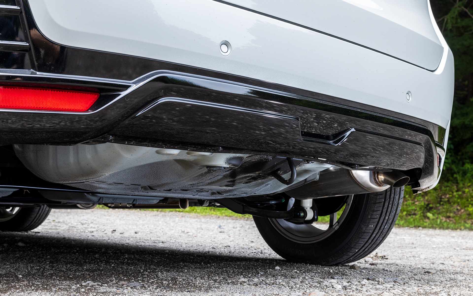 バンパー下部のリアロアーディフューザーの形状は、車体下面を流れる空気の流速を高めて安定感のある走りを狙った