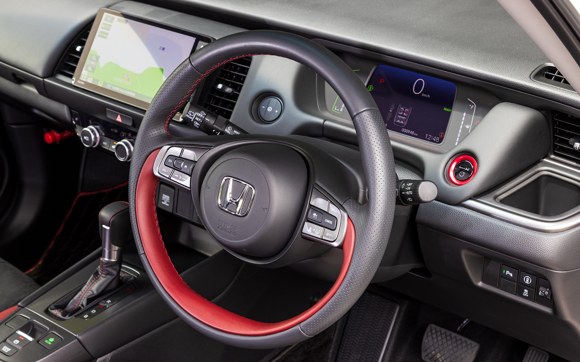 ブラックを基調としてボルドーレッドを差し色に用いた内装。ステアリング、セレクトノブ、パワースイッチ、インテリアパネル、カーペットマットが専用品になるほか、ナビゲーションのオープニング画面も専用にできる