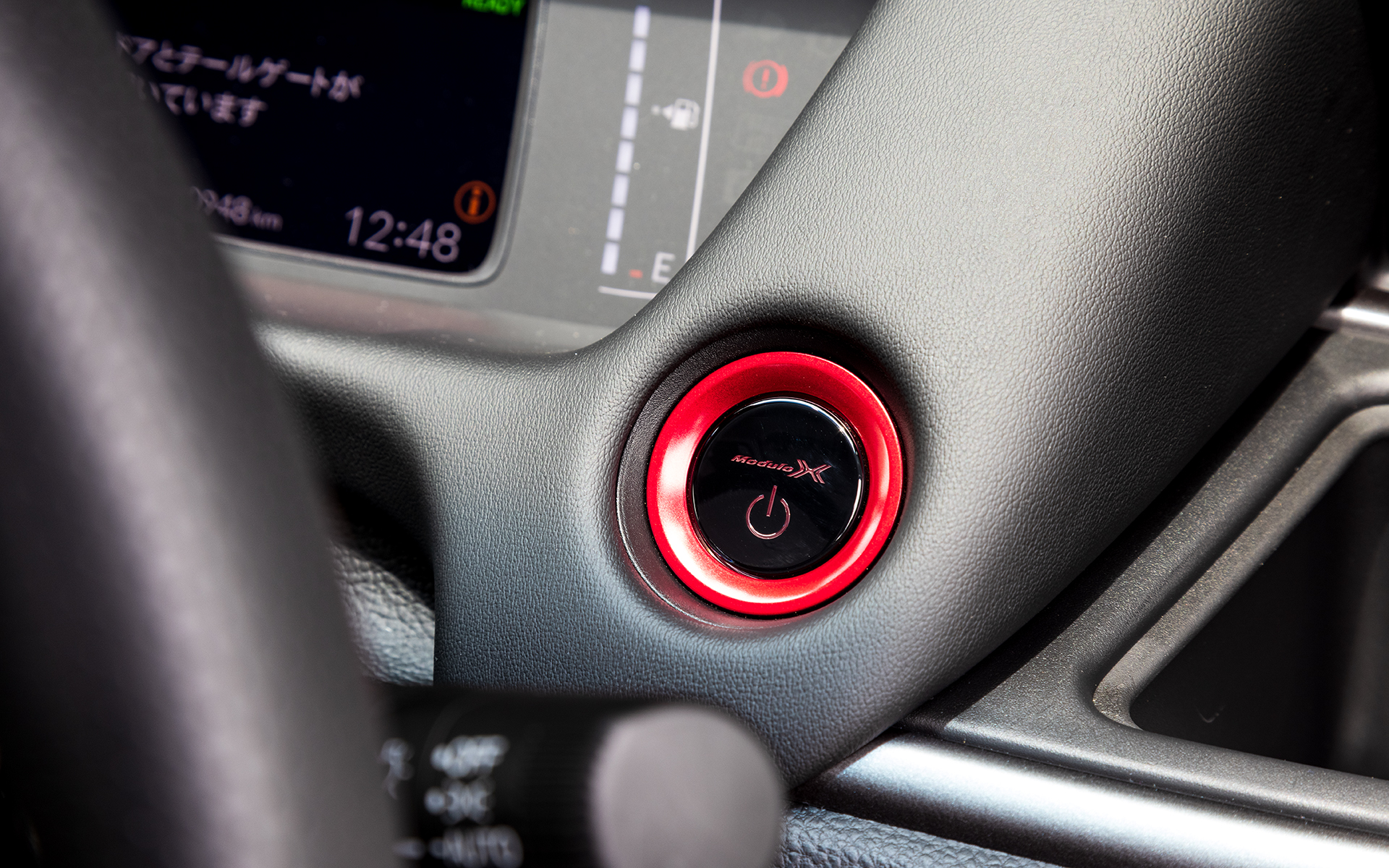 ブラックを基調としてボルドーレッドを差し色に用いた内装。ステアリング、セレクトノブ、パワースイッチ、インテリアパネル、カーペットマットが専用品になるほか、ナビゲーションのオープニング画面も専用にできる