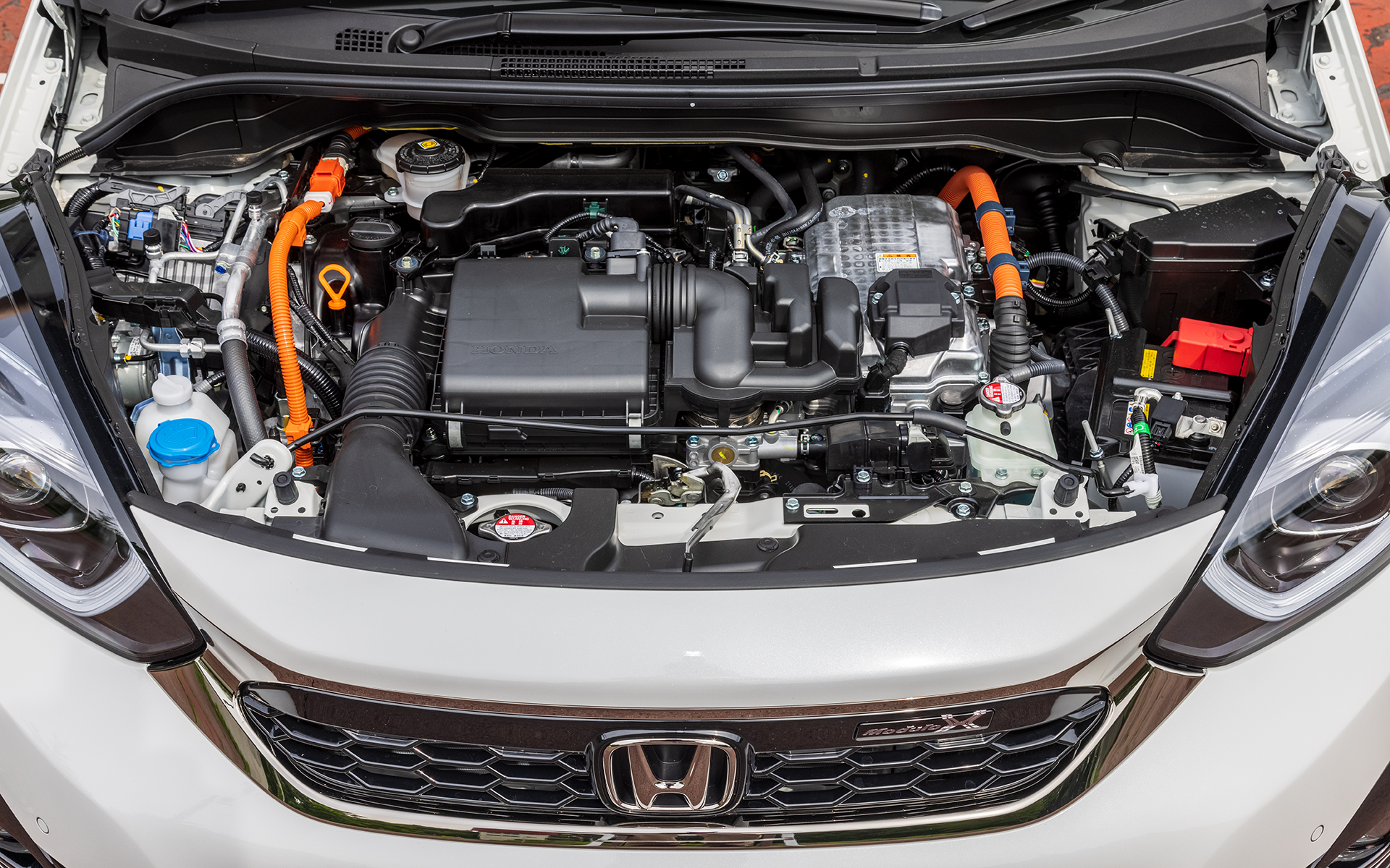 パワートレーンは最高出力72kW（98PS）/5600-6400rpm、最大トルク127Nm（13.0kgfm）/4500-5000rpmを発生する直列4気筒 1.5リッターエンジンに、最高出力80kW（109PS）/3500-8000rpm、最大トルク253Nm（25.8kgfm）/0-3000rpmを発生するモーターを組み合わせ、トランスミッションに電気式無段階変速機を採用するe：HEVを搭載