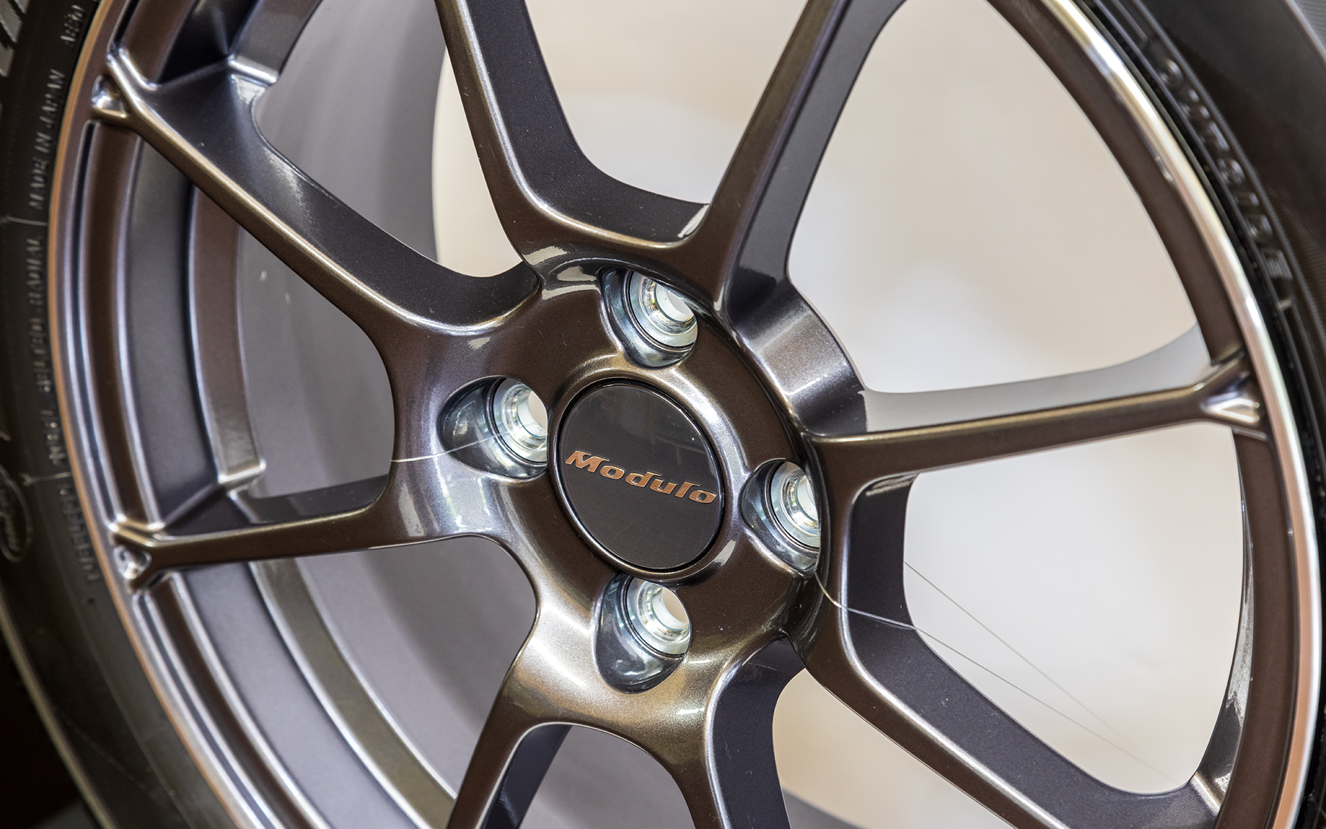 専用アルミホイールはGTマシン由来のデザインを用いることで、スポーティな見た目だけでなく軽量化も達成。“ホイールもサスペンションの一部”という設計思想から、インナーリムの厚さをミリ単位で調整して、Modulo Xの乗り味にふさわしい最適な剛性を探った