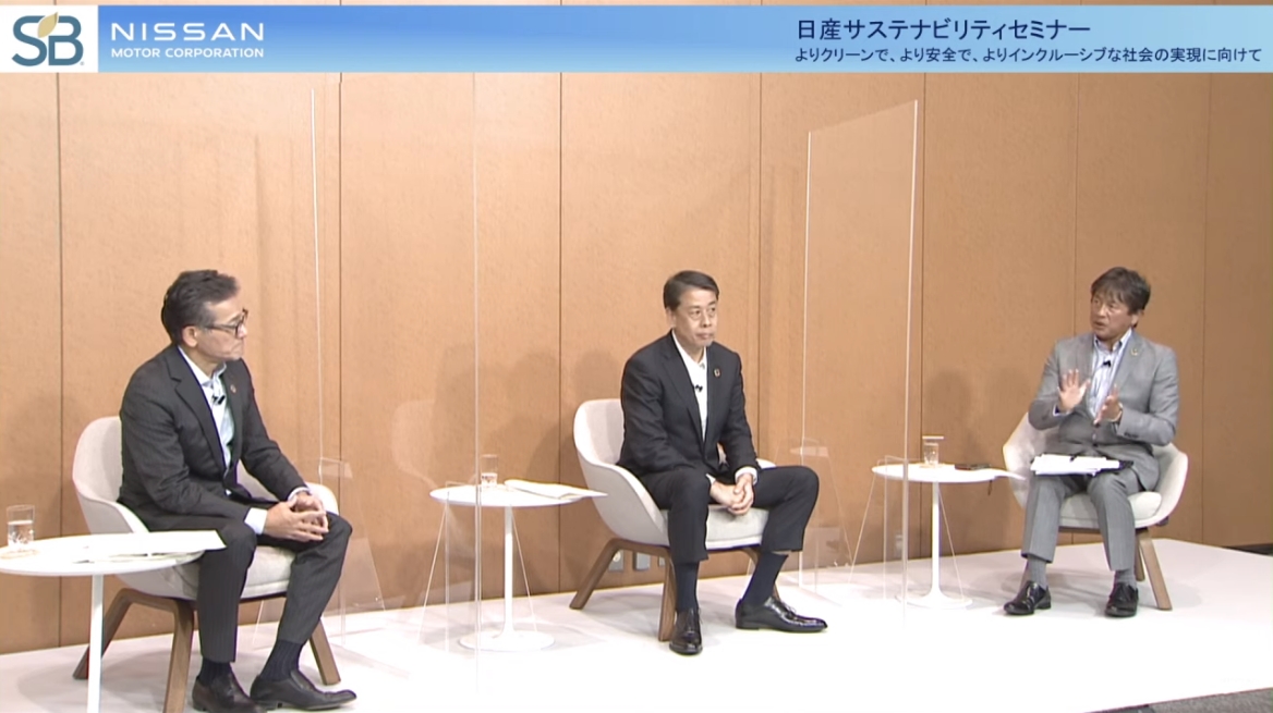 登壇した3人によるディスカッションの様子。中央に座る内田氏の両サイドに大型のアクリルパネルが設置されている