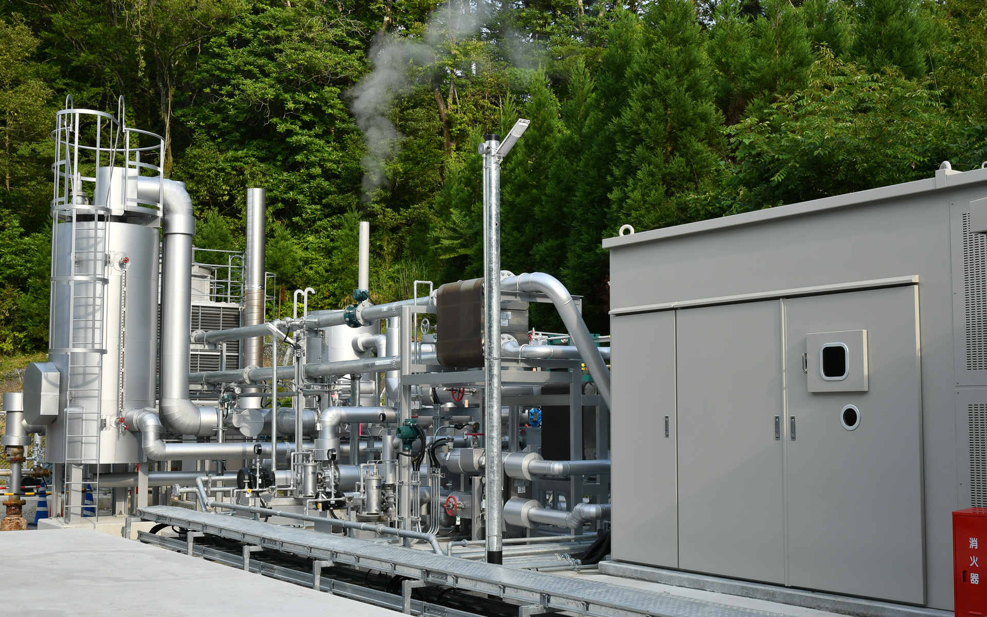 大林組が大分県で運営している地熱発電設備。この発電設備で発電した電力で水素を製造している