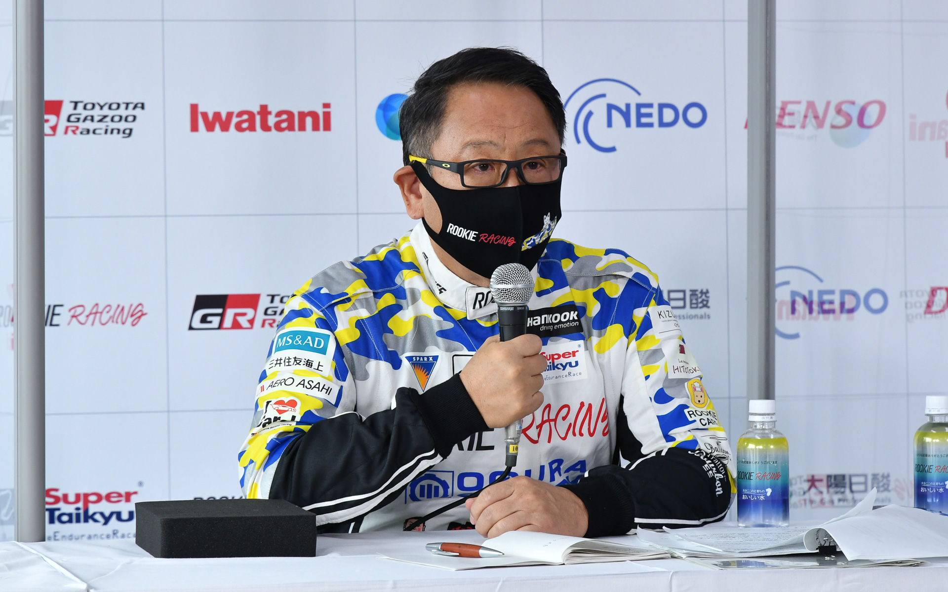 トヨタ自動車株式会社 代表取締役社長 豊田章男氏。レース参戦中のためレーシングスーツ姿のモリゾウ選手でもある