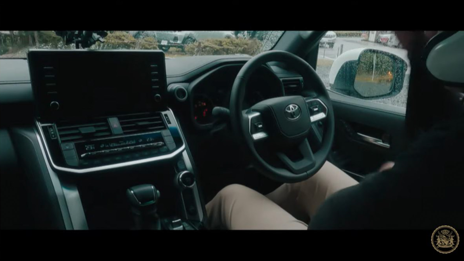 スペシャルコースを走行する新型ランドクルーザー