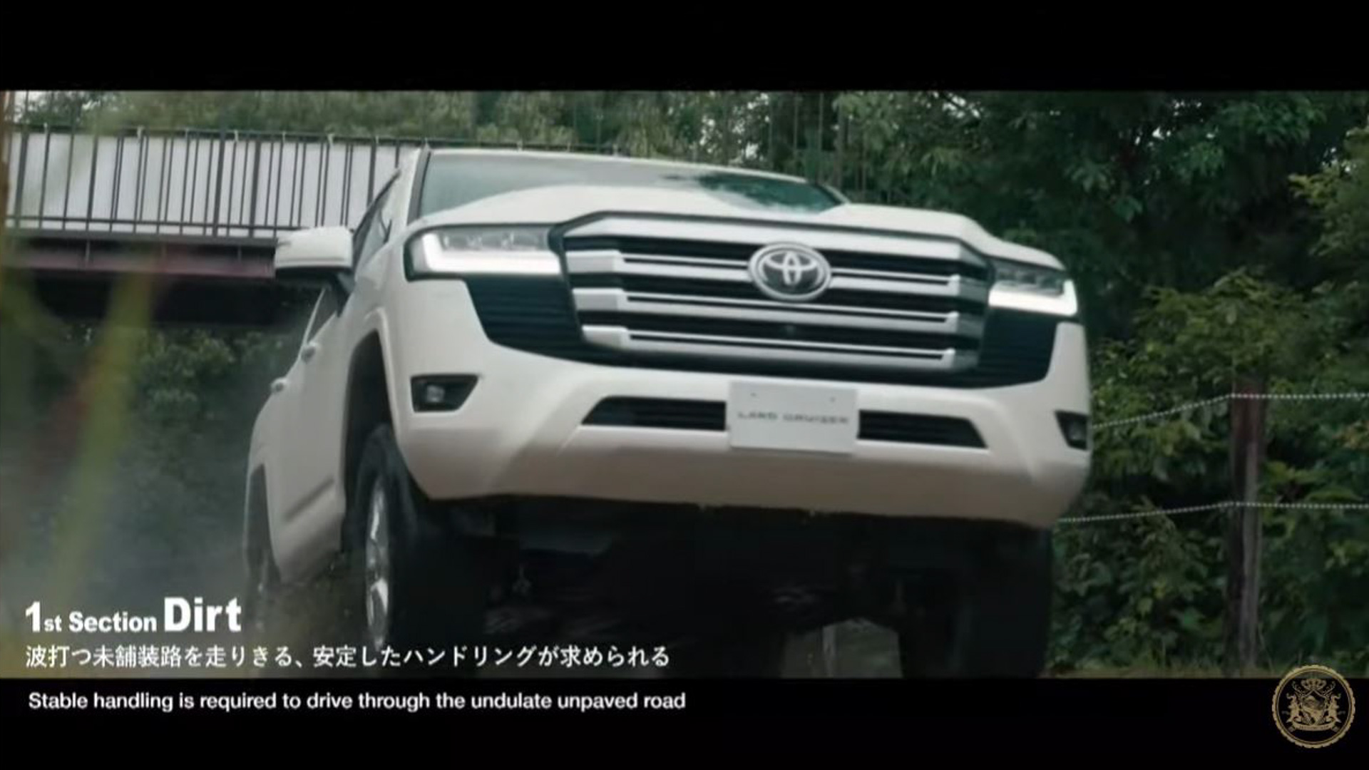 スペシャルコースを走行する新型ランドクルーザー