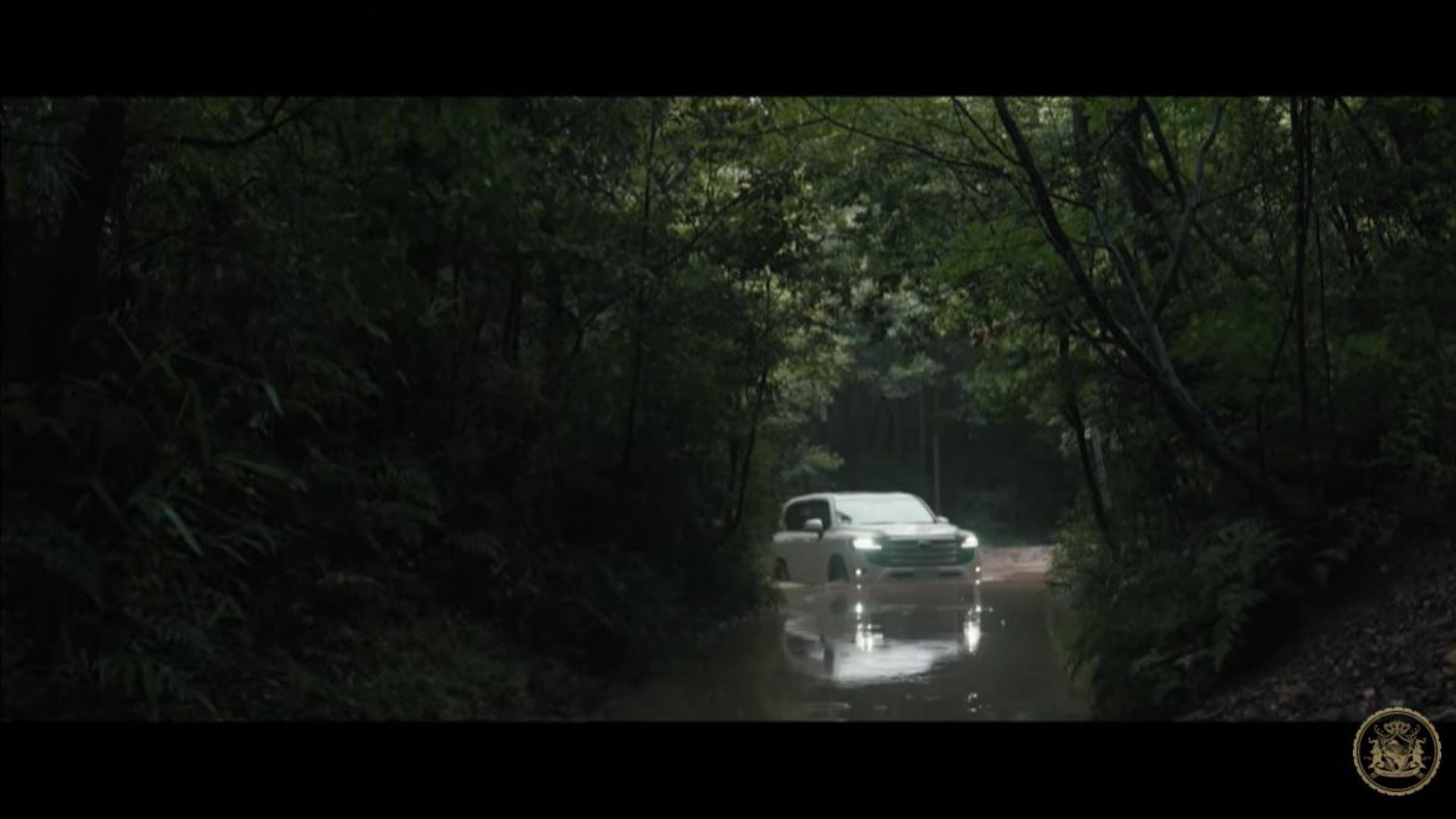 スペシャルコースを走行する新型ランドクルーザー