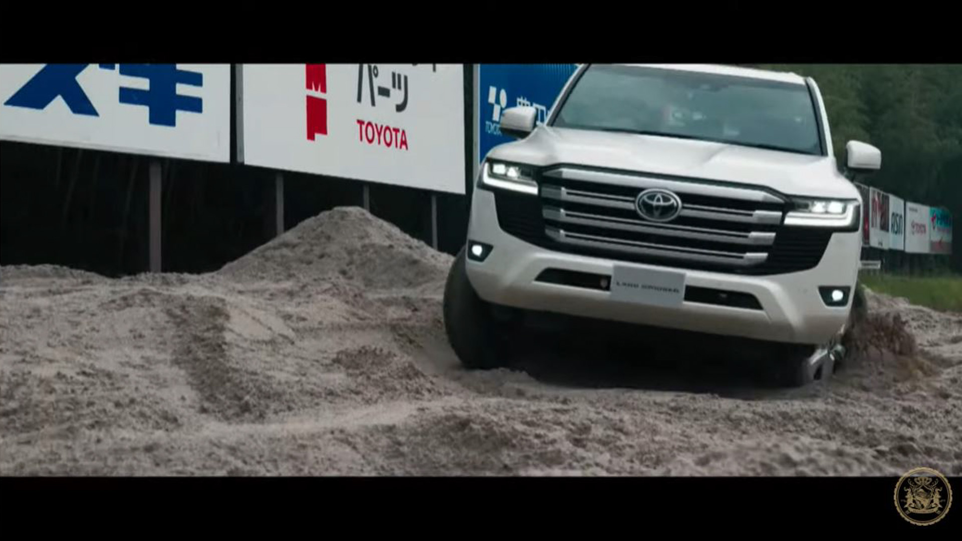 スペシャルコースを走行する新型ランドクルーザー